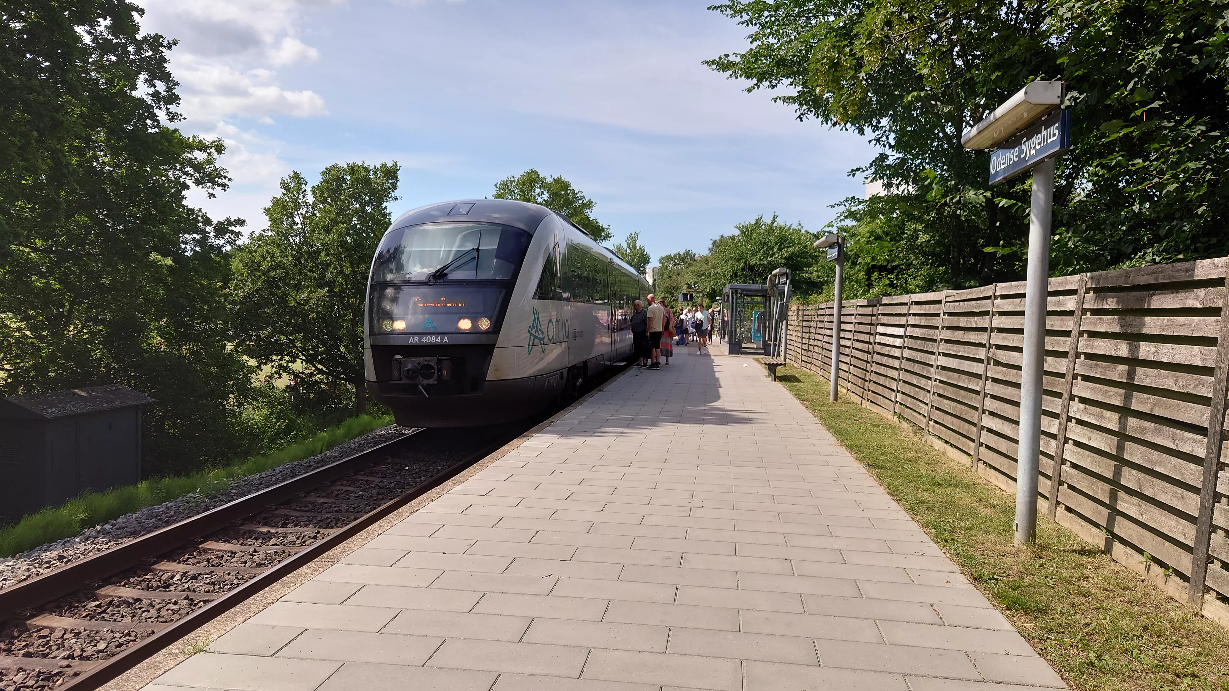 Billede af tog ud for Odense Sygehus Trinbræt.