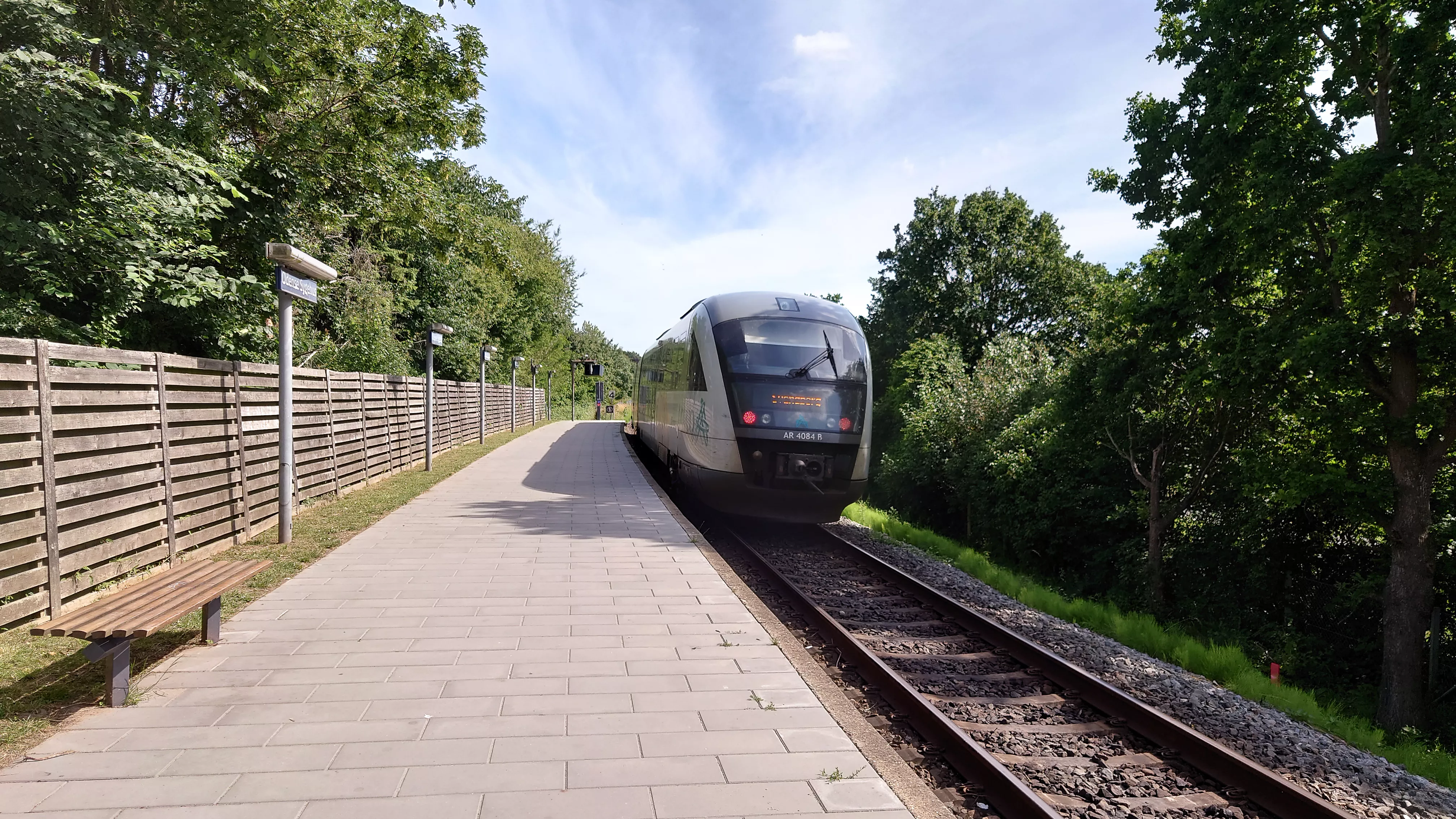 Billede af tog ud for Odense Sygehus Trinbræt.