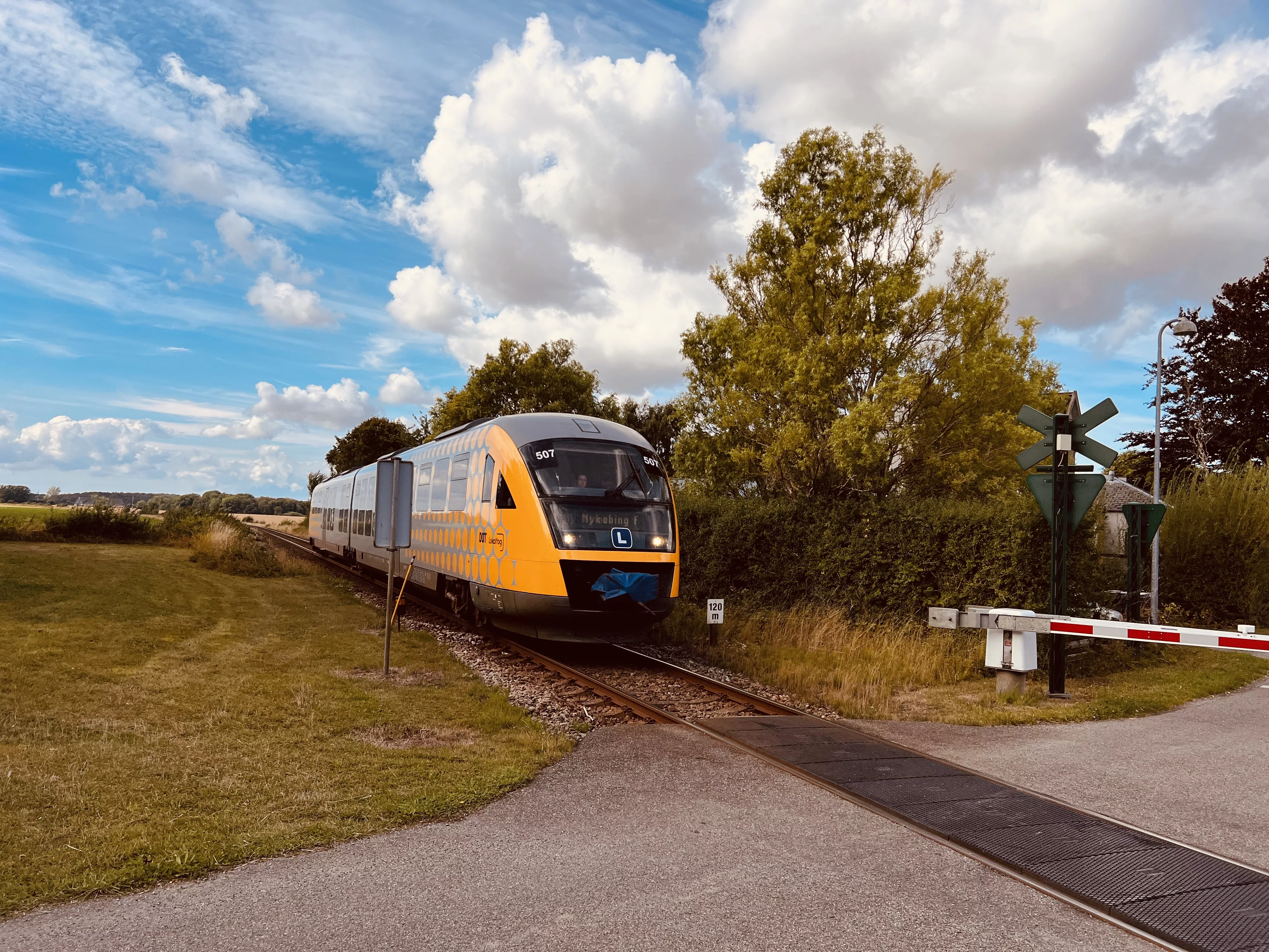 Billede af tog ud for Avnede Trinbræt.
