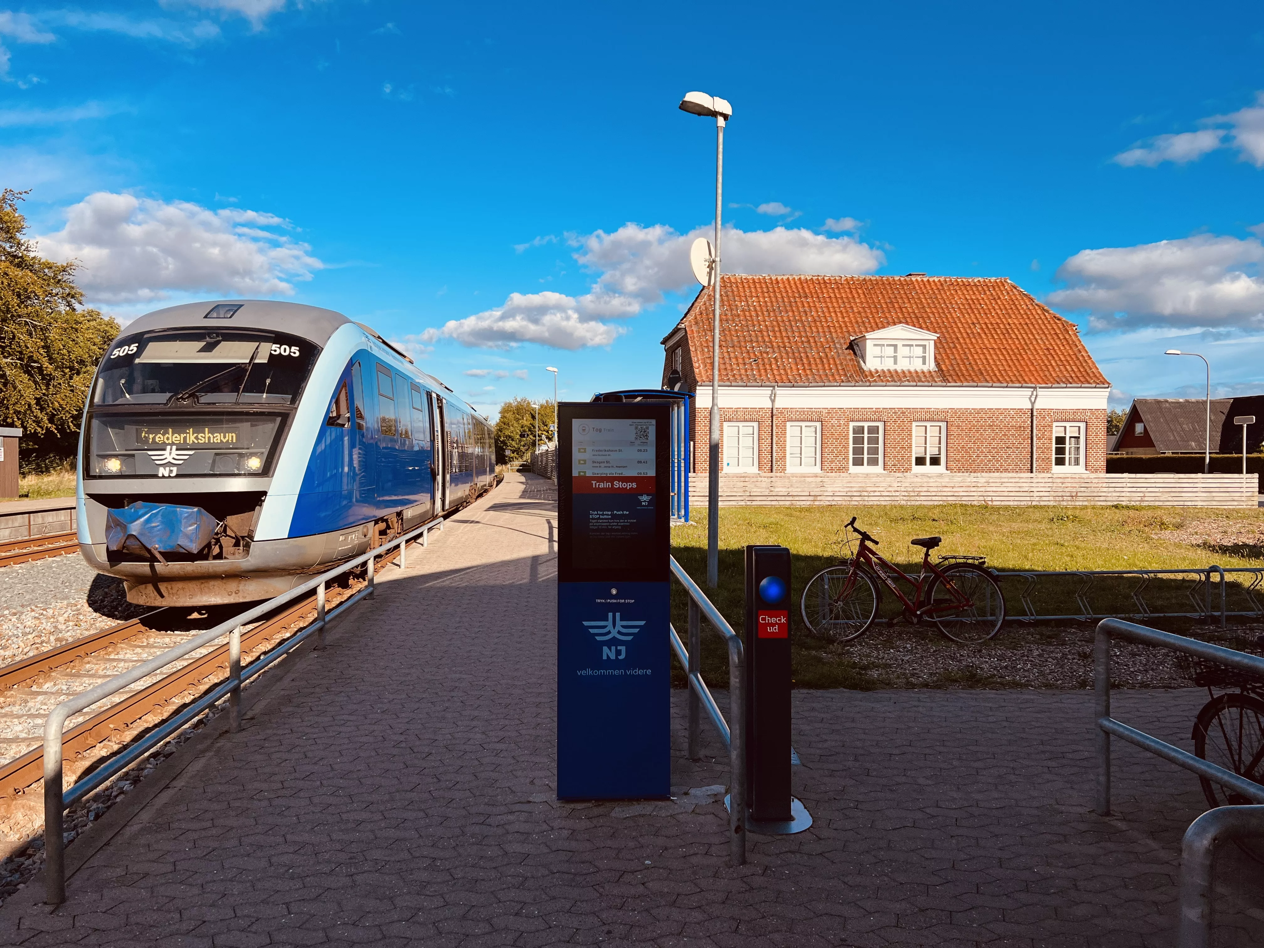 Billede af tog ud for Strandby Trinbræt.