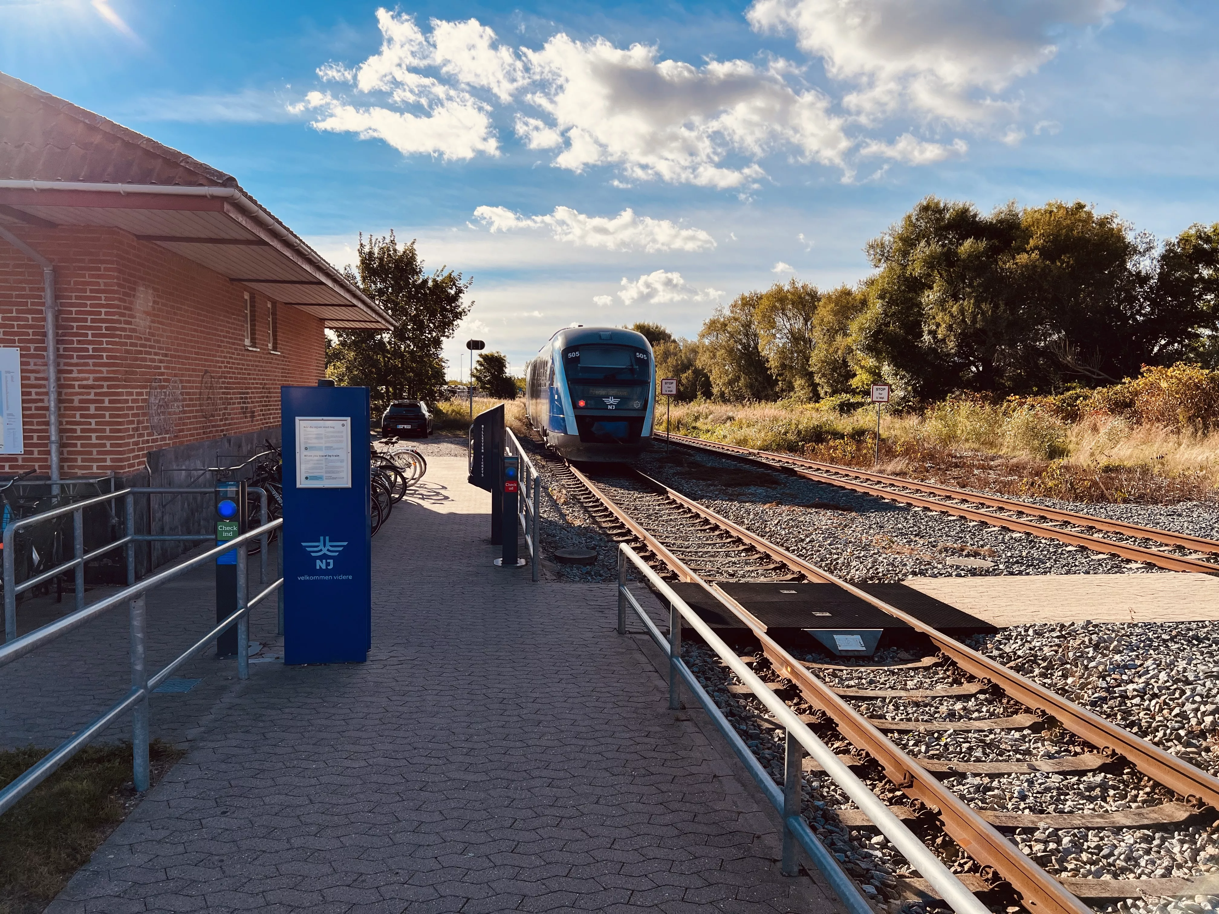 Billede af tog ud for Strandby Station.