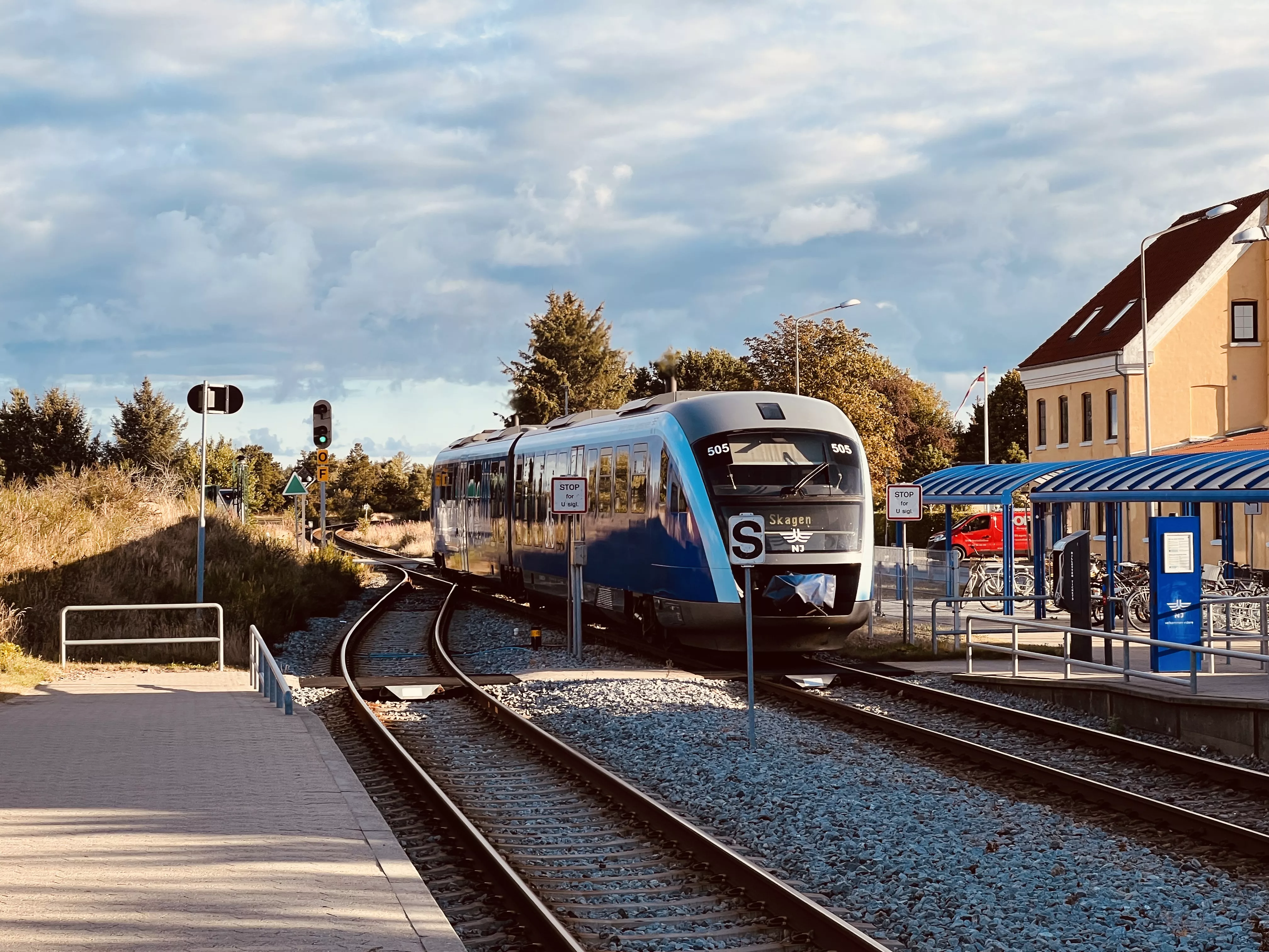 Billede af tog ud for Ålbæk Trinbræt.