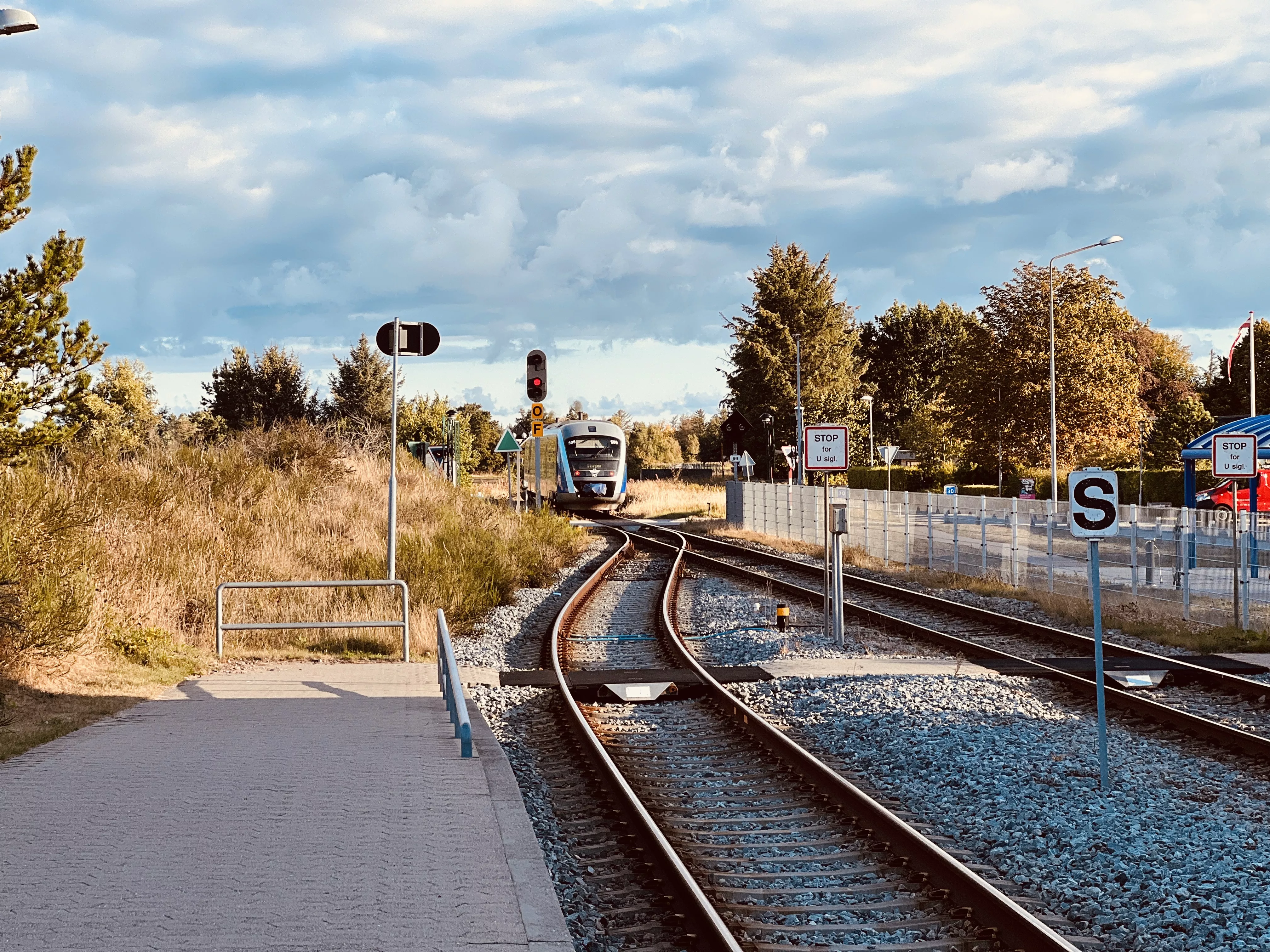 Billede af tog ud for Ålbæk Station.