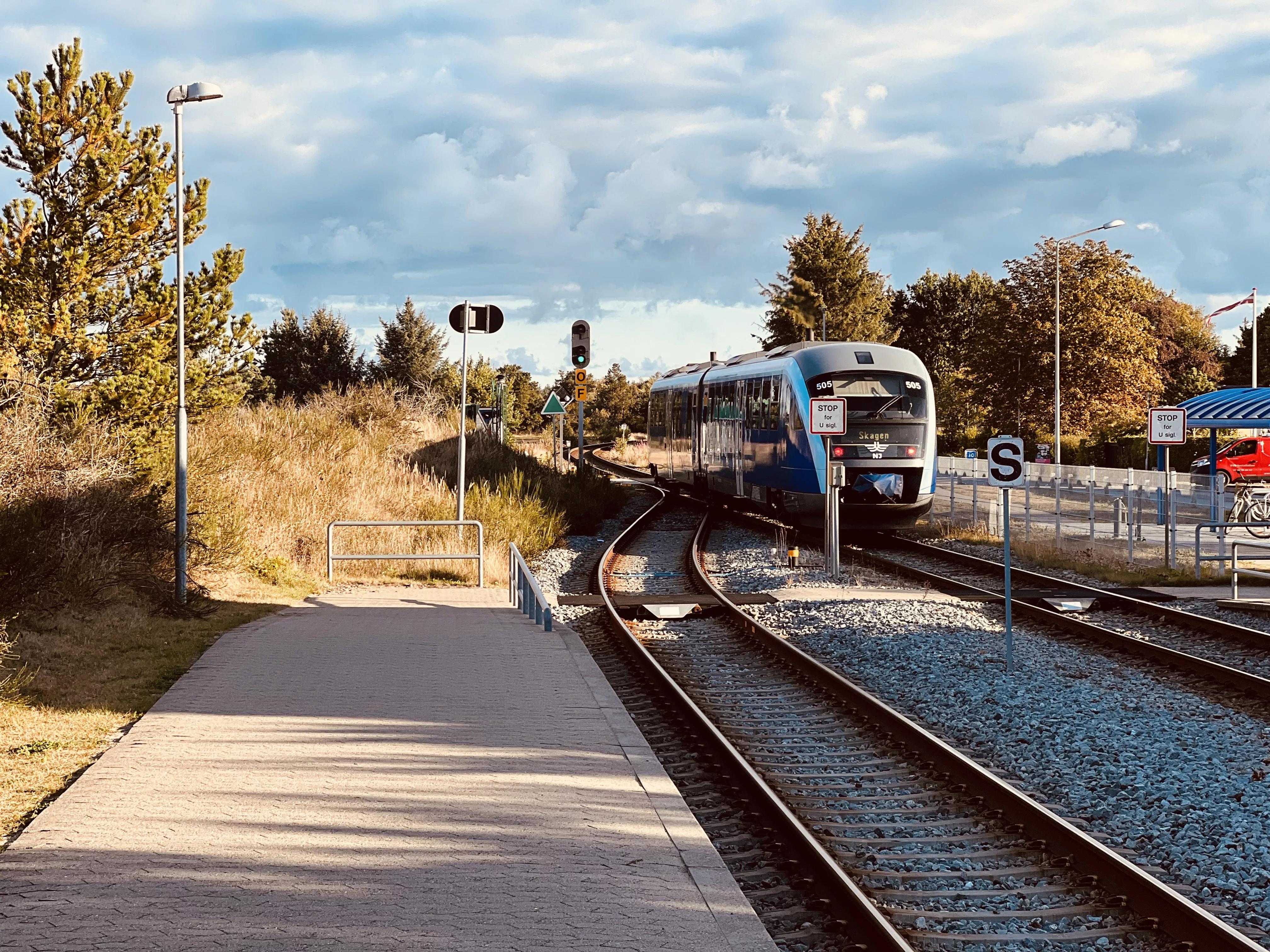Billede af tog ud for Ålbæk Station.