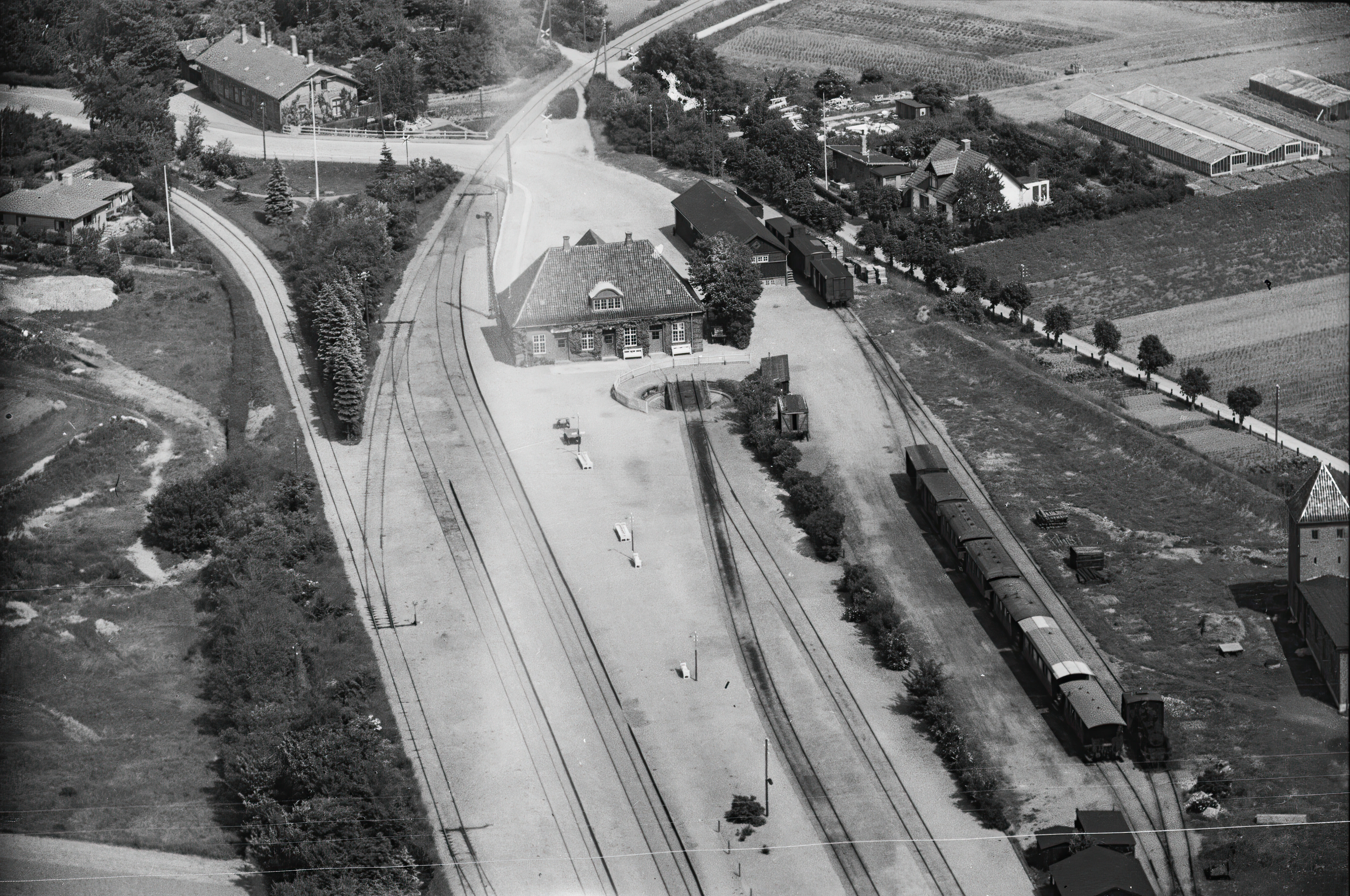 Billede af Gillelejes første Station øverst til højre og den "nye" station i midten af billedet.