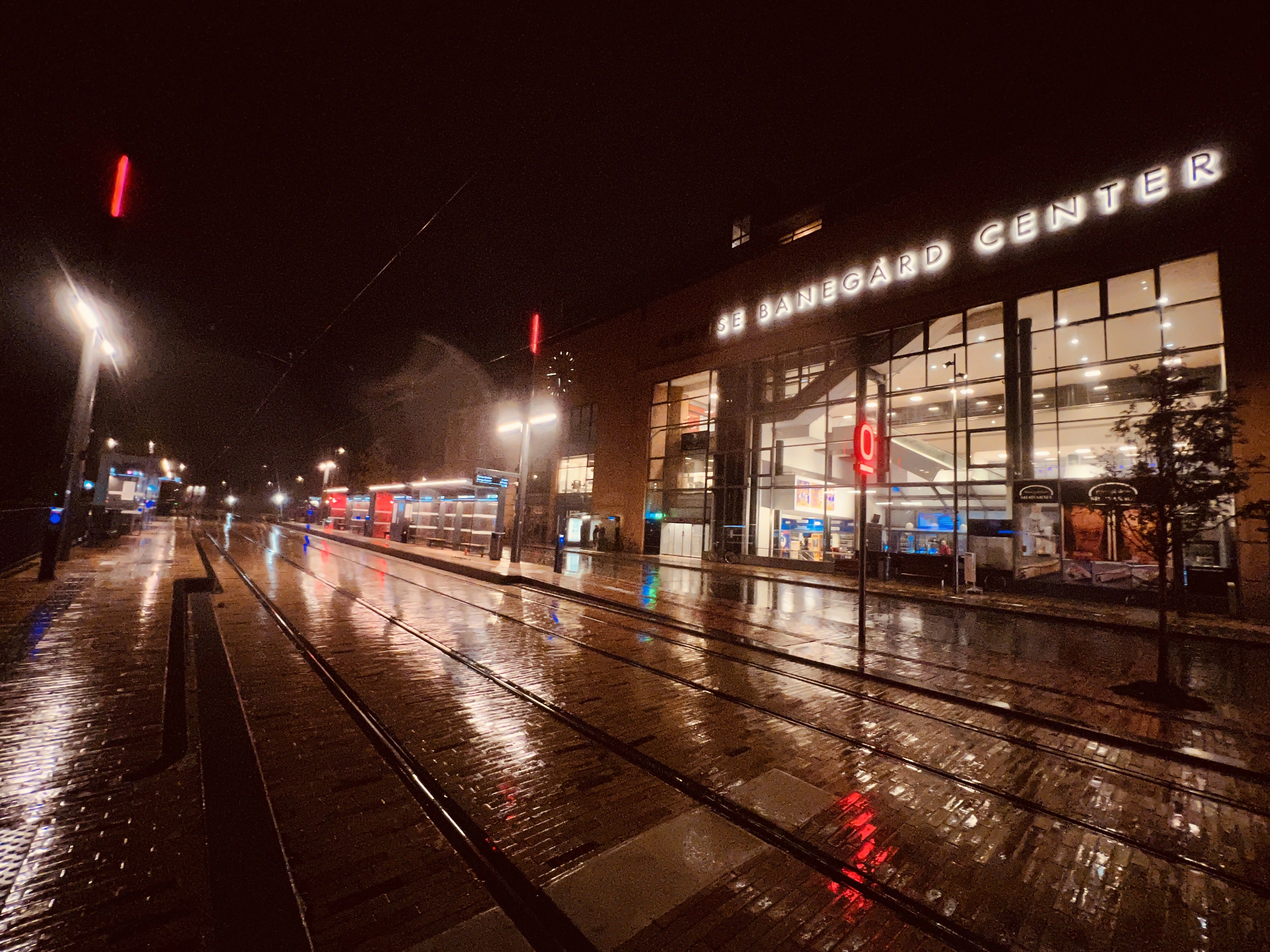 Billede af Odense Banegård Letbanestation tidlig morgen.