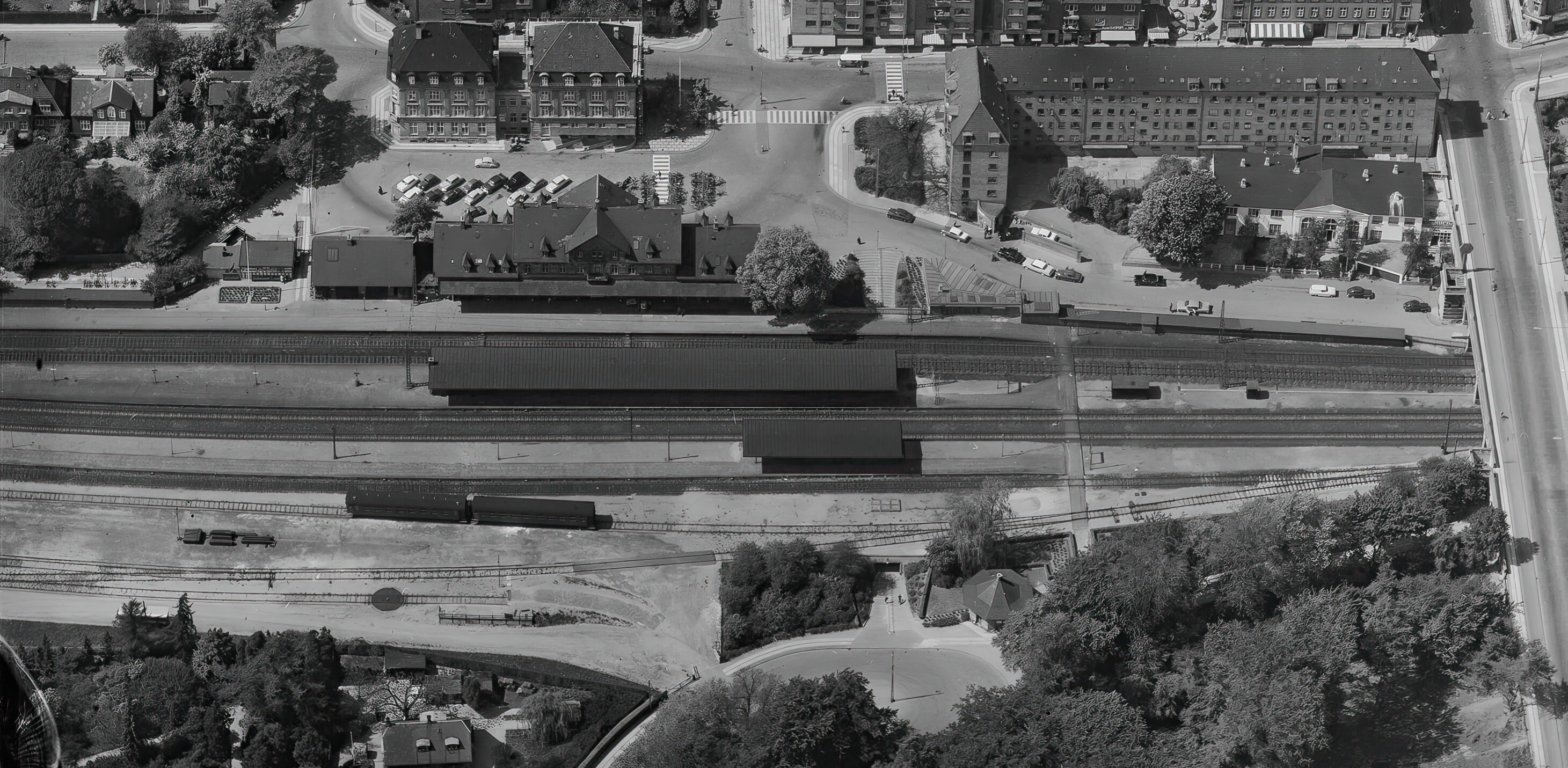 Billede af Charlottenlund Øst Billetsalgssted, som ligger nederst til højre for midten af billedet - skråt over for Charlottenlund Station.