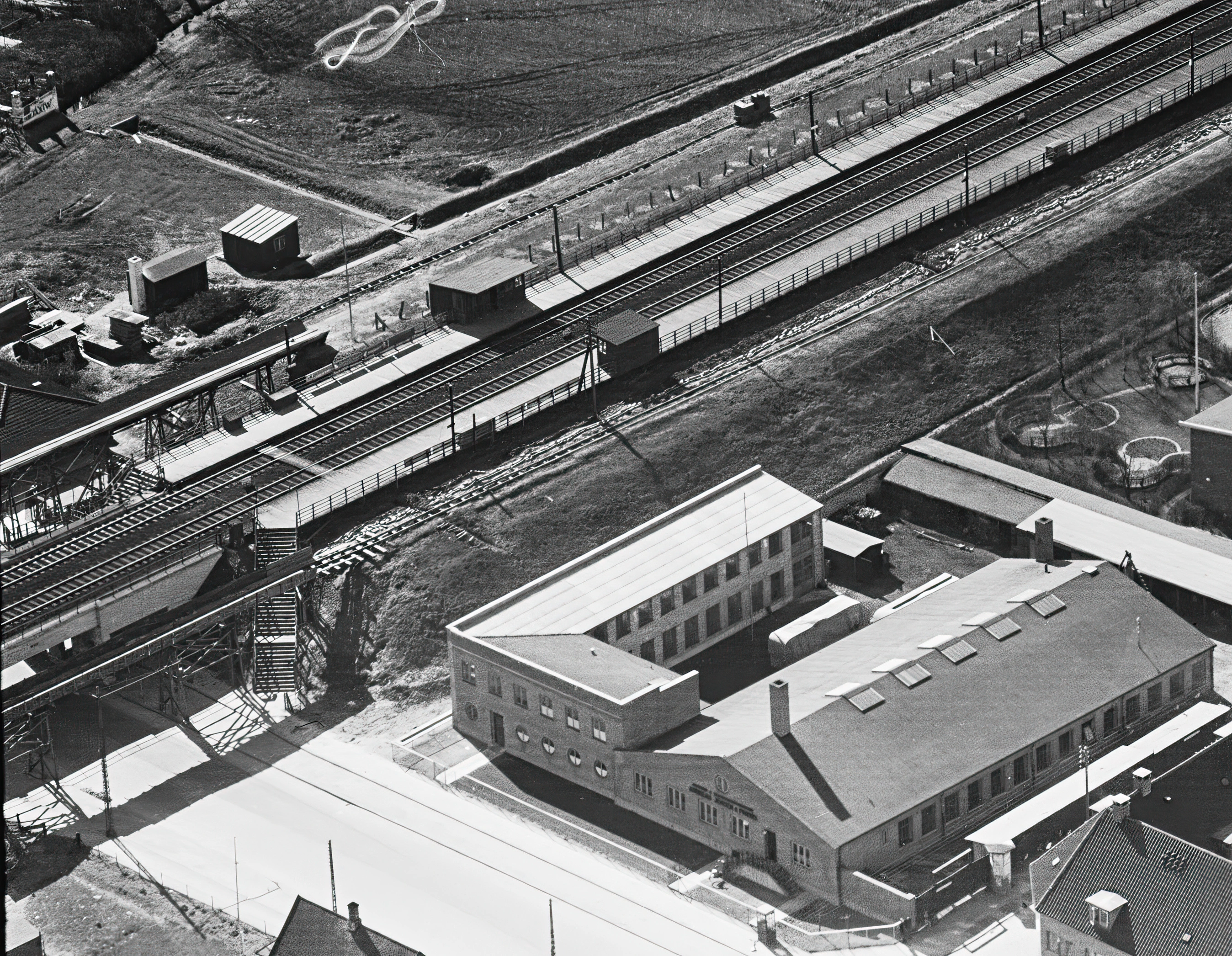 Billede af Hvidovre Station i slutningen af dens levetid og lige før udvidelse af banen og bygning af den nye station.