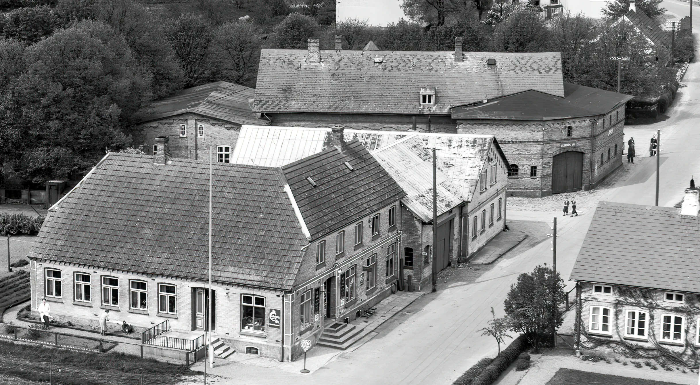 Billede af Lysabild Station - placeret bagerst i billedet.