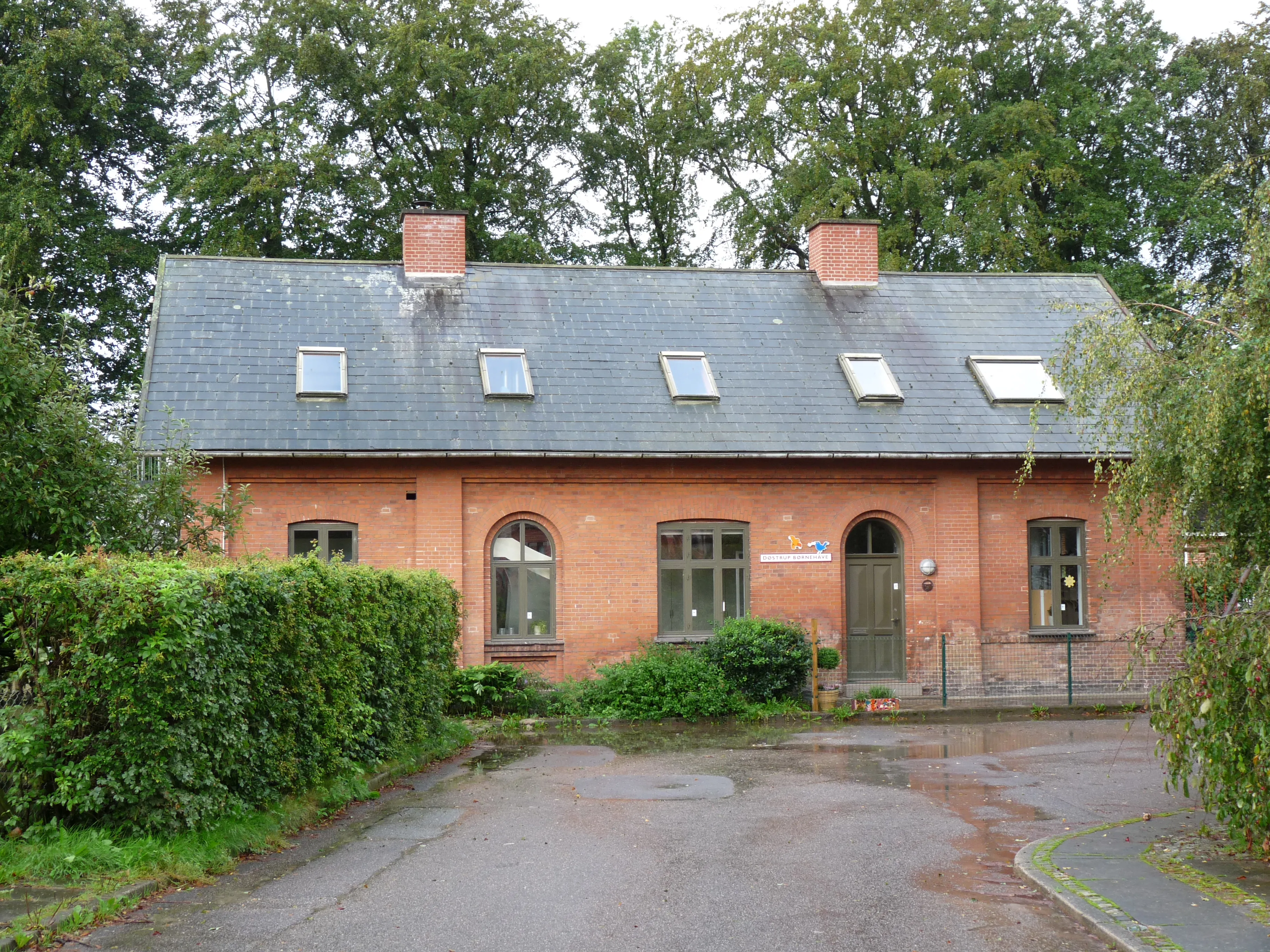Billede af Døstrup (Himmerland) Station - Døstrup Station er i dag privat børnehave - her set fra vejsiden.