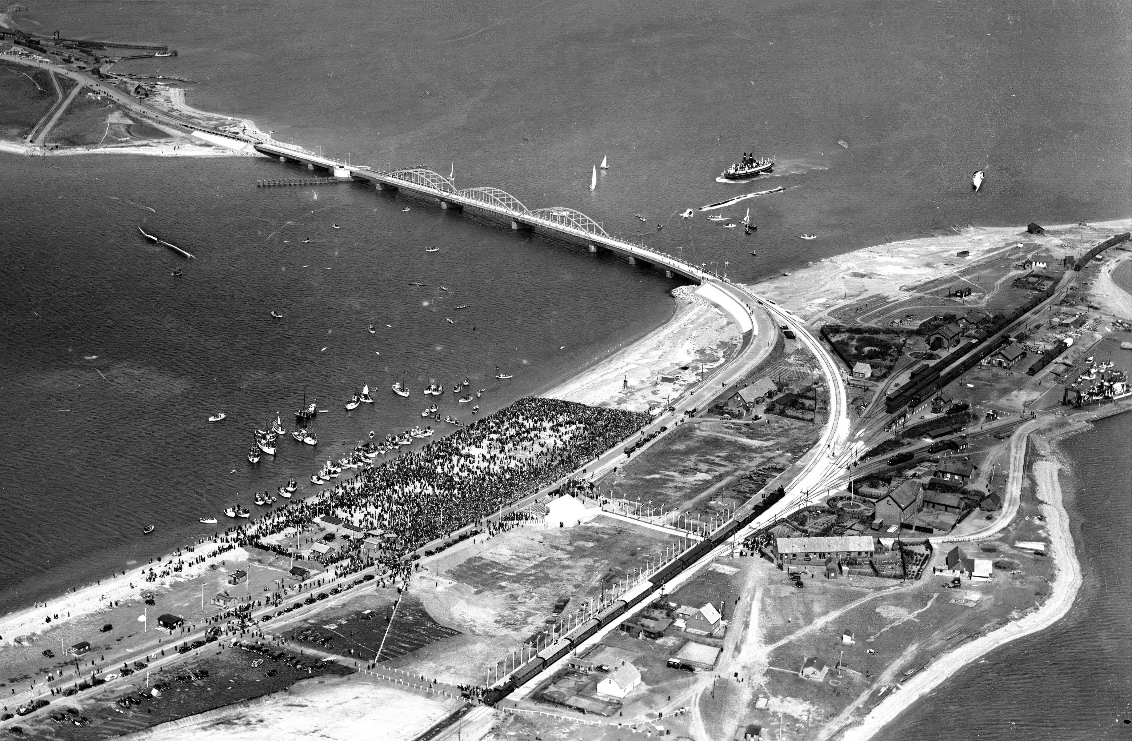 Billede af åbningen af Oddesundbroen Jernbanebro den 15. maj 1938.