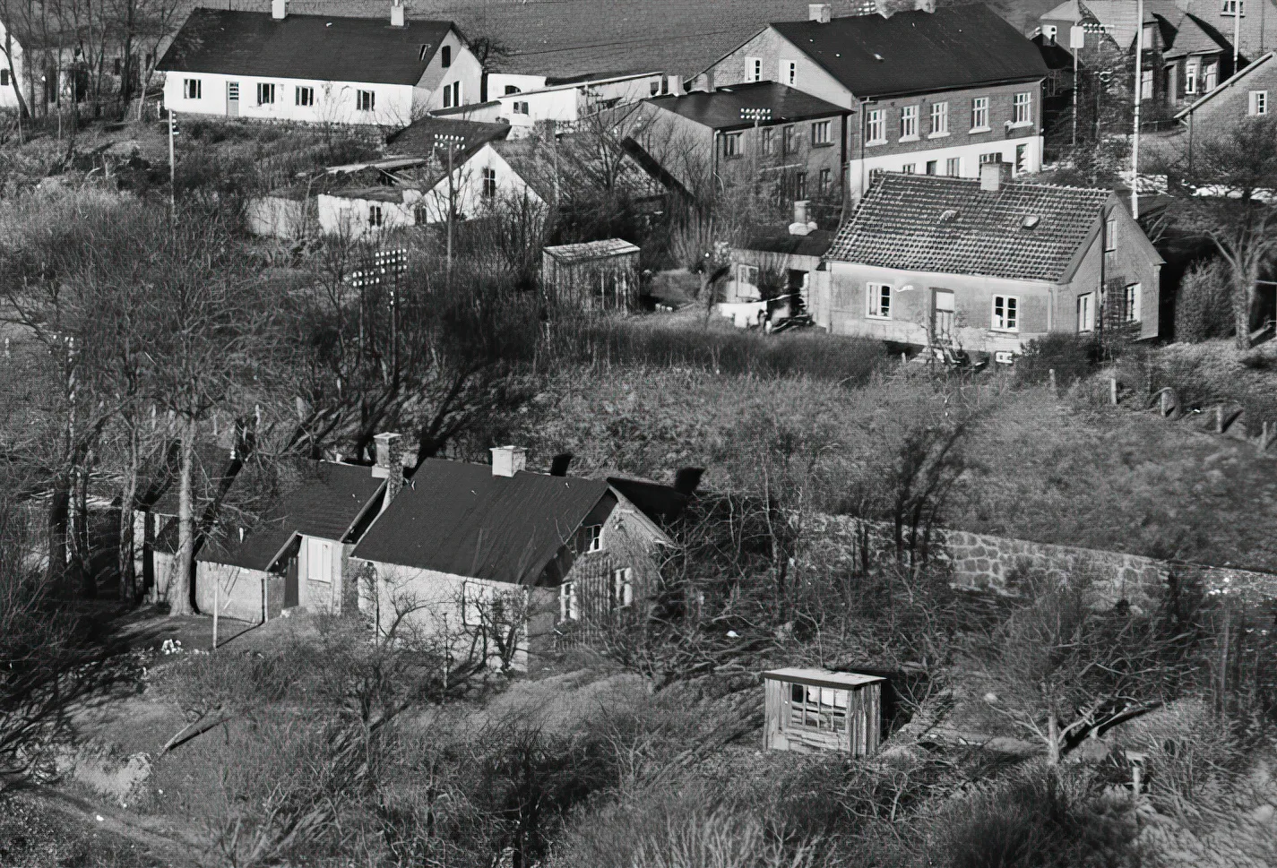 Billede af Ejstrup Holdeplads, som er det tidligere vogterhus i forgrunden.
