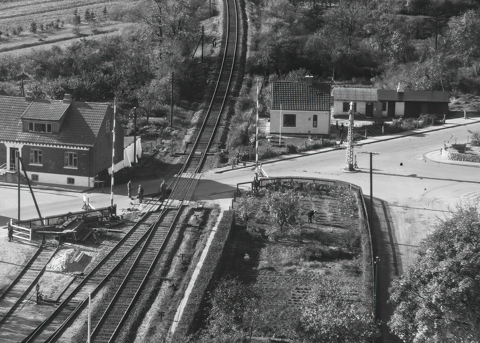 Billede af Bording Holdeplads i Vogterhus 28 ved overkørsel 103 - her til højre for sporet.