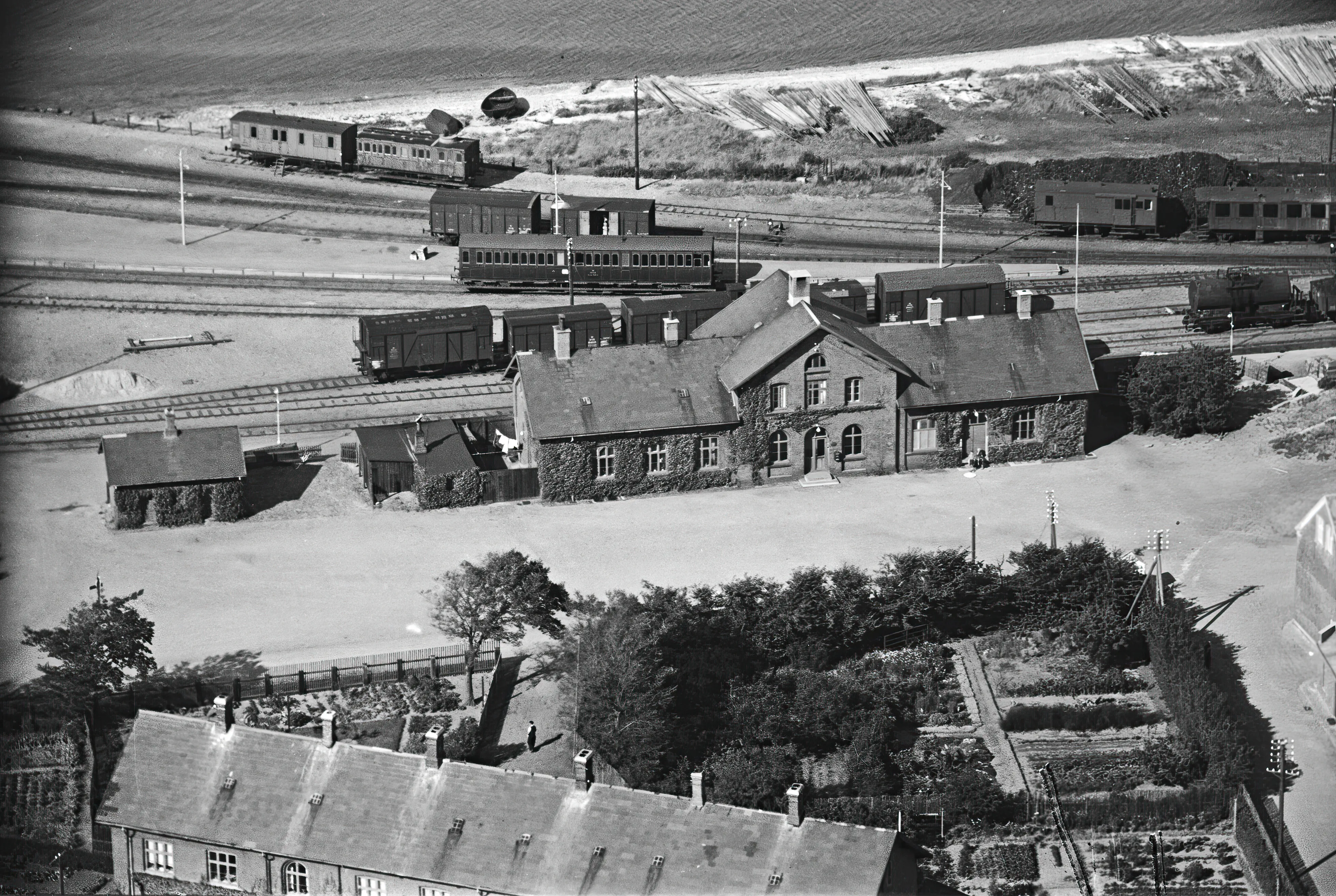 Billede af Glyngøre Station med boligen for maskinpersonalet i forgrunden.