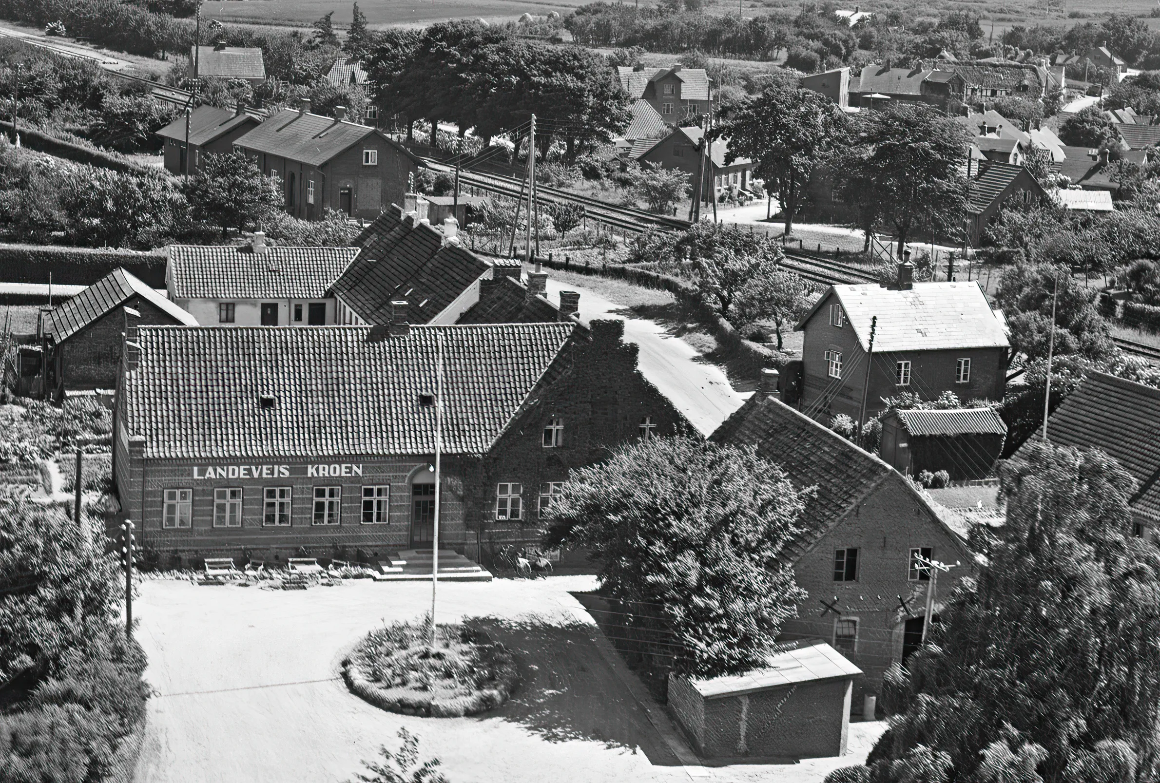 Billede af Tvingstrup Holdeplads - bygning til højre i billedet.