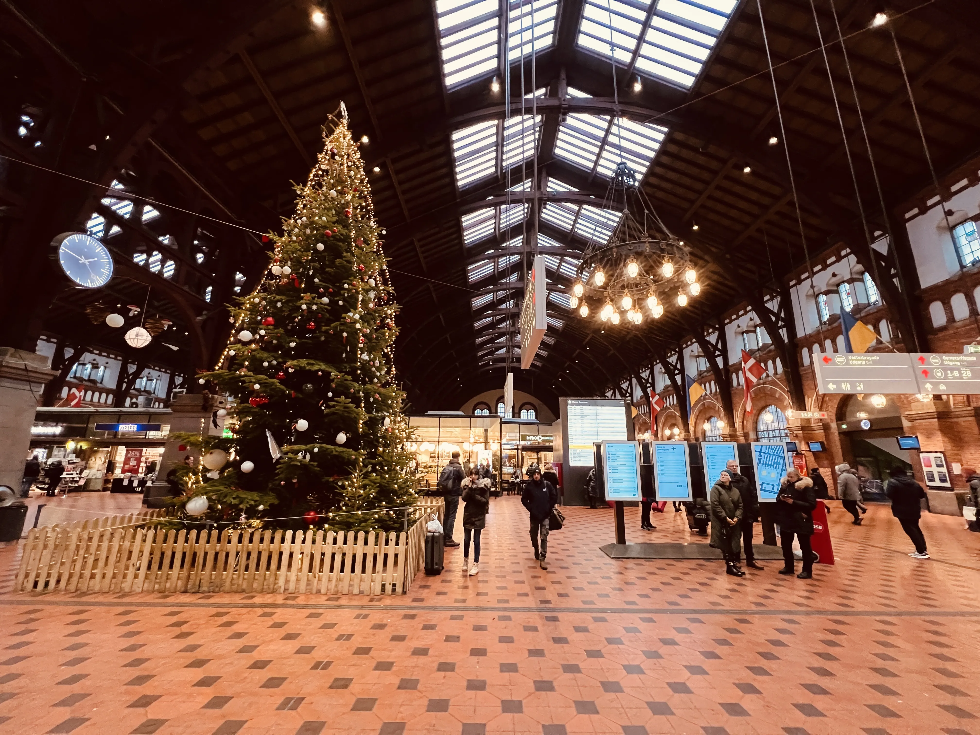 Billede af København Hovedbanegård med juletræ - julen 2022.