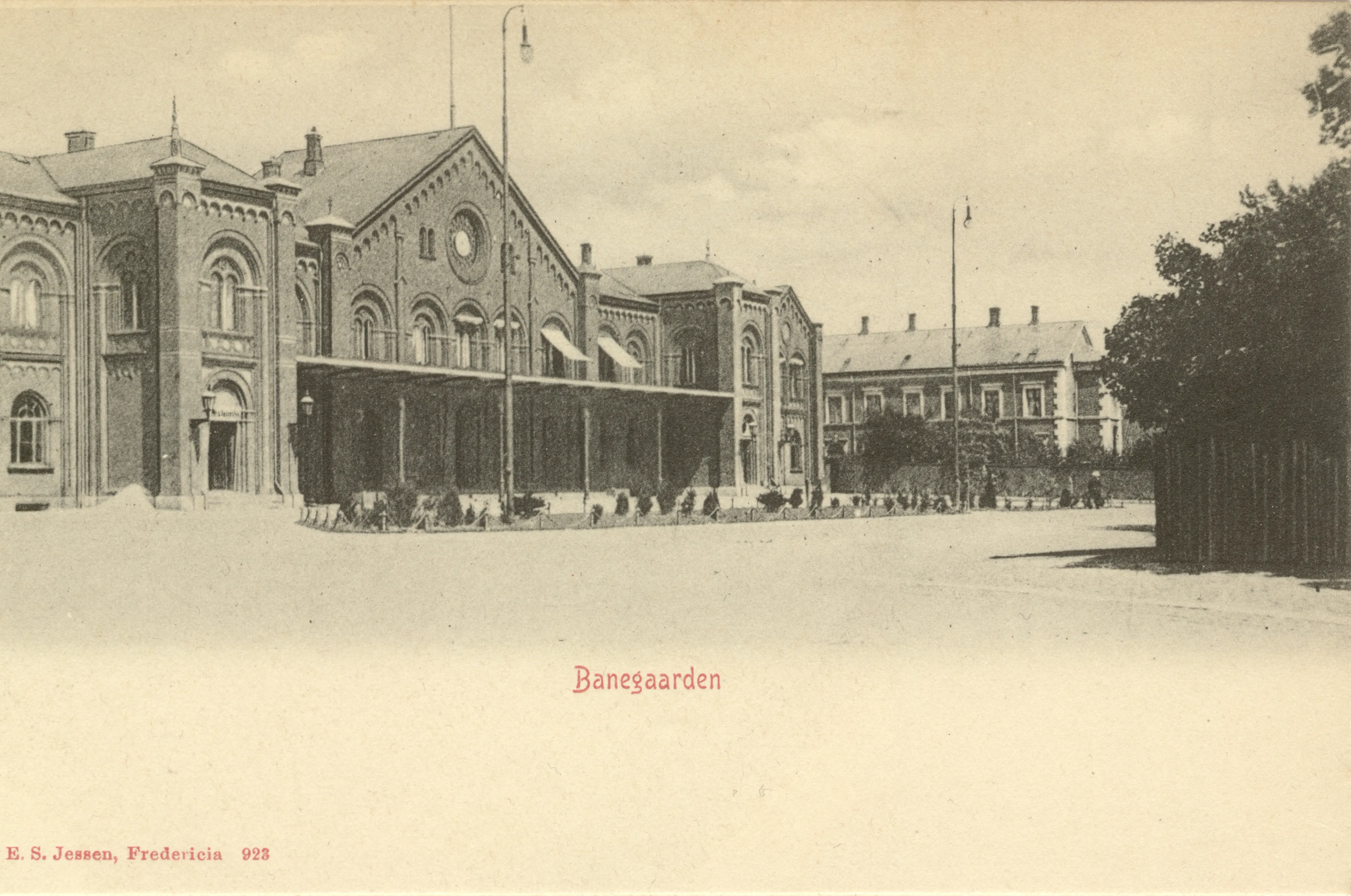 Postkort med Fredericia Banegård.