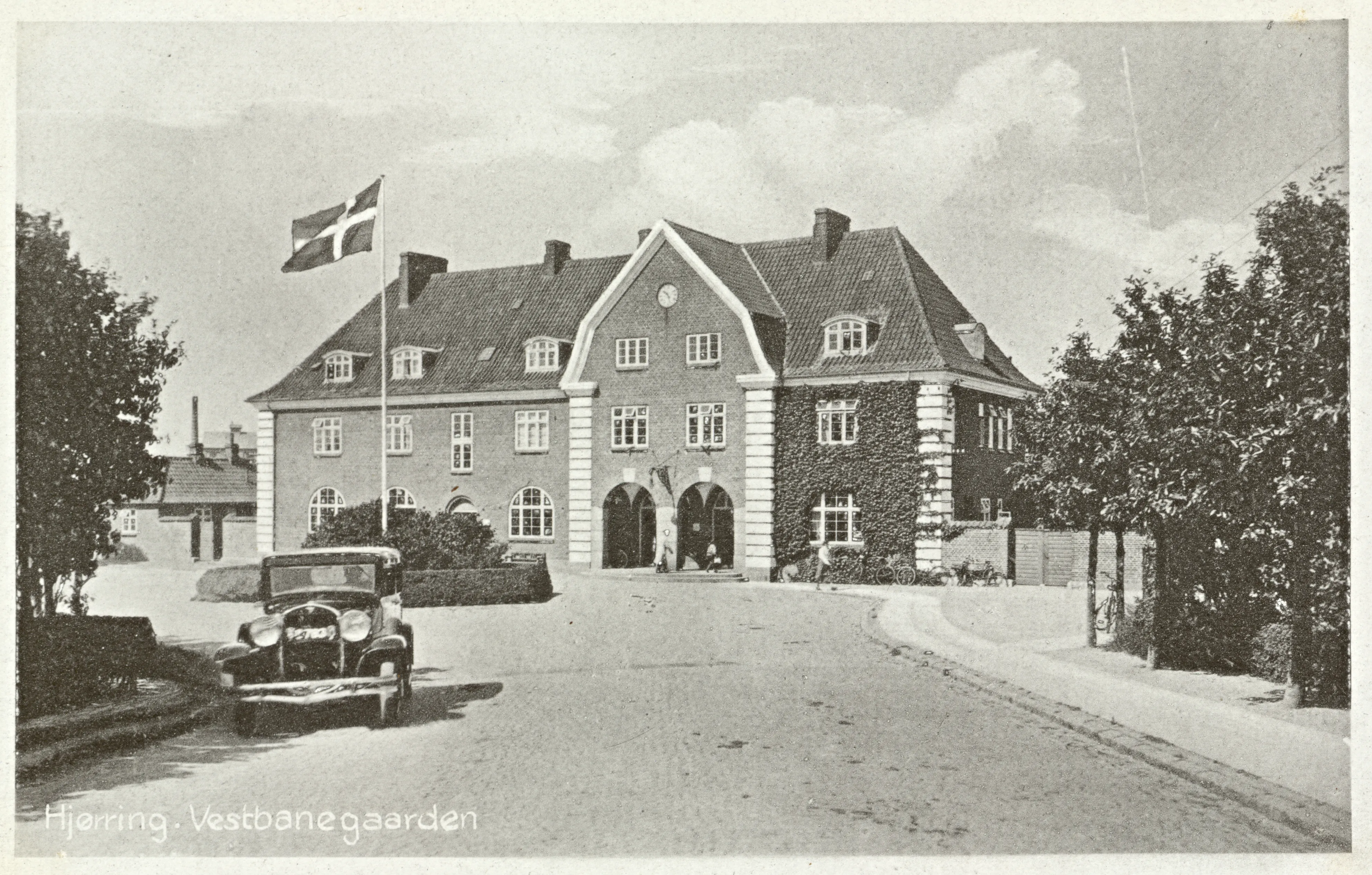 Postkort med Hjørring Vestbanegård.