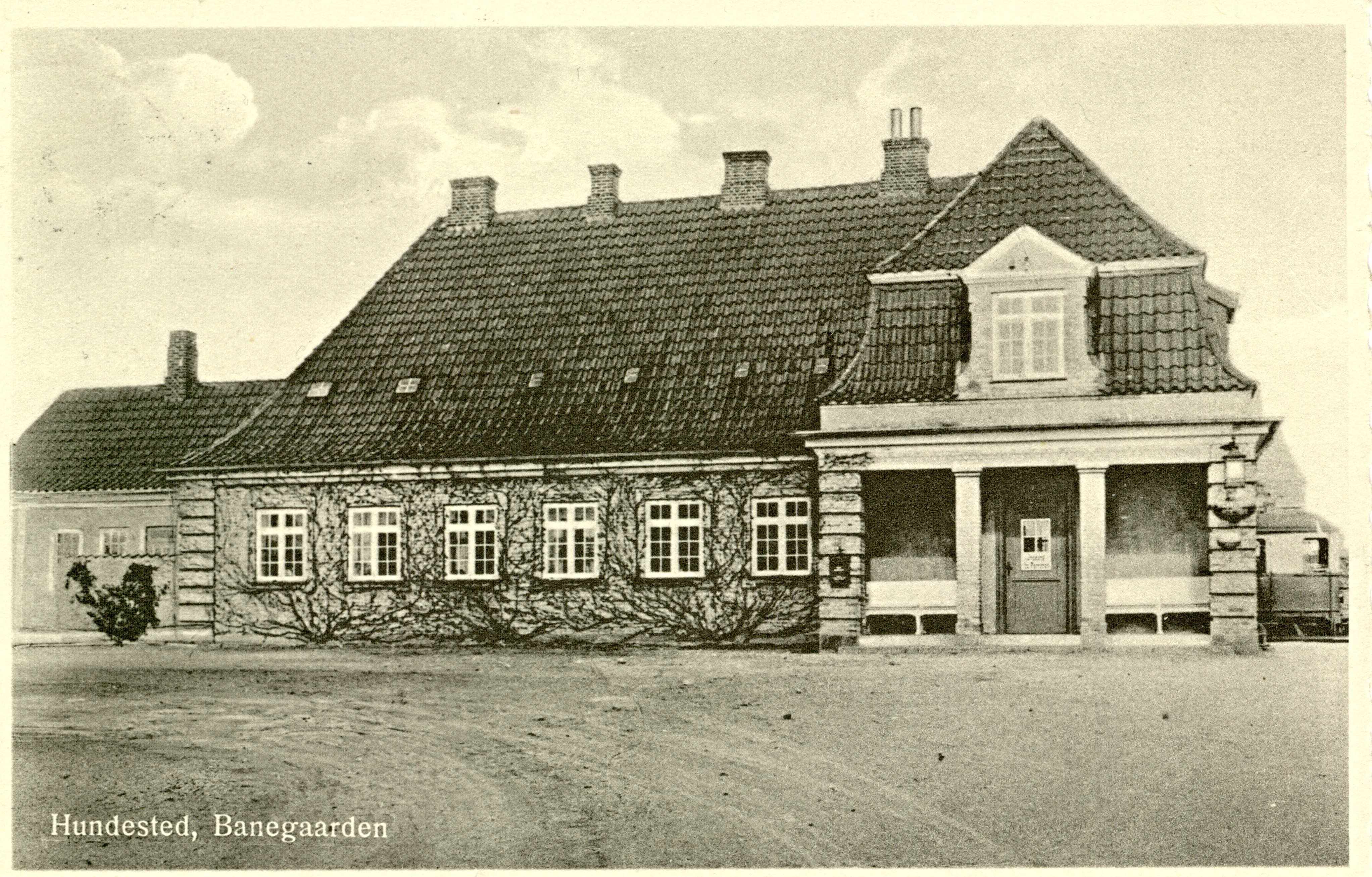 Postkort med Hundested Station.
