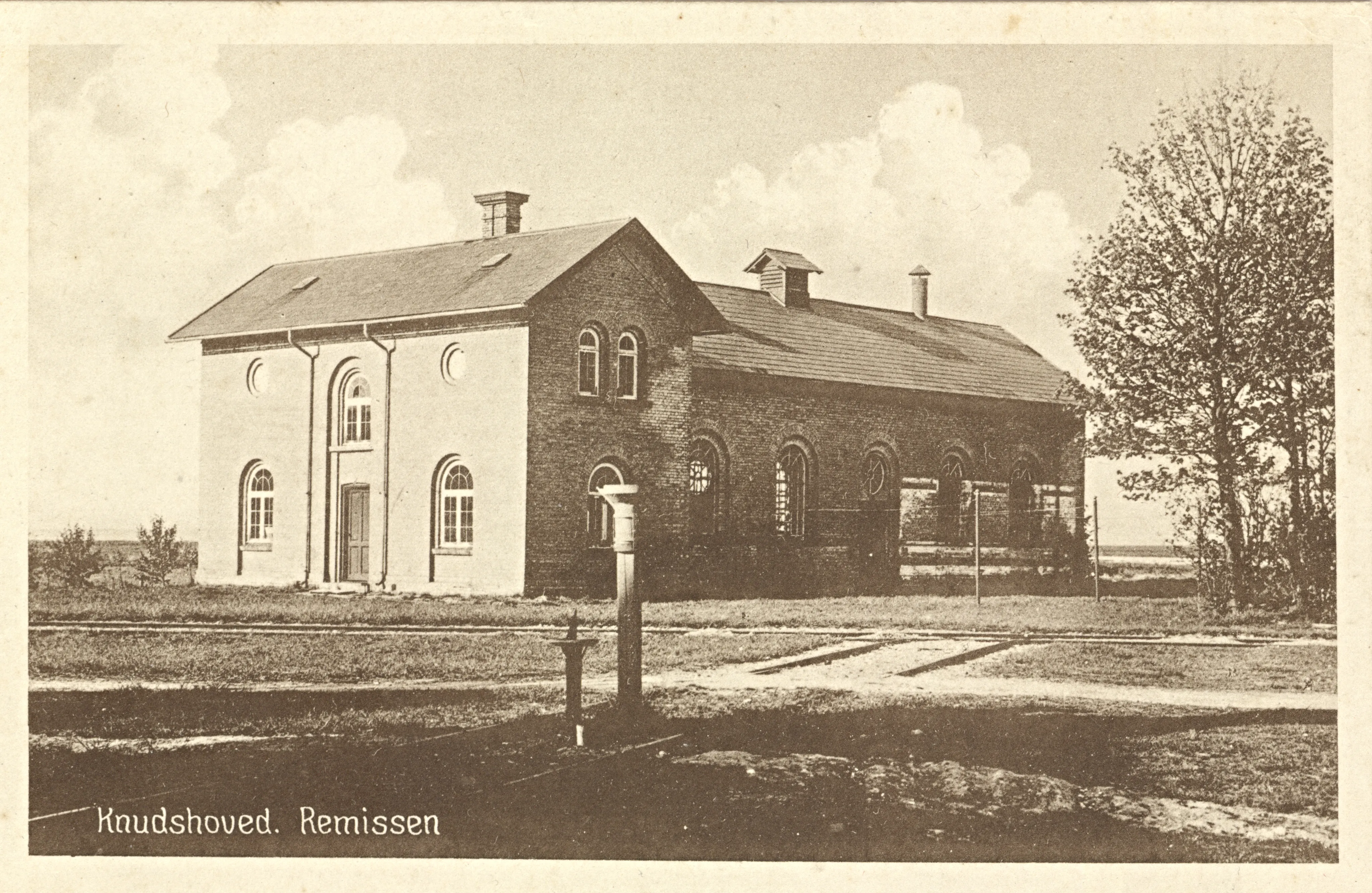 Postkort med Knudshoved Stations remise.