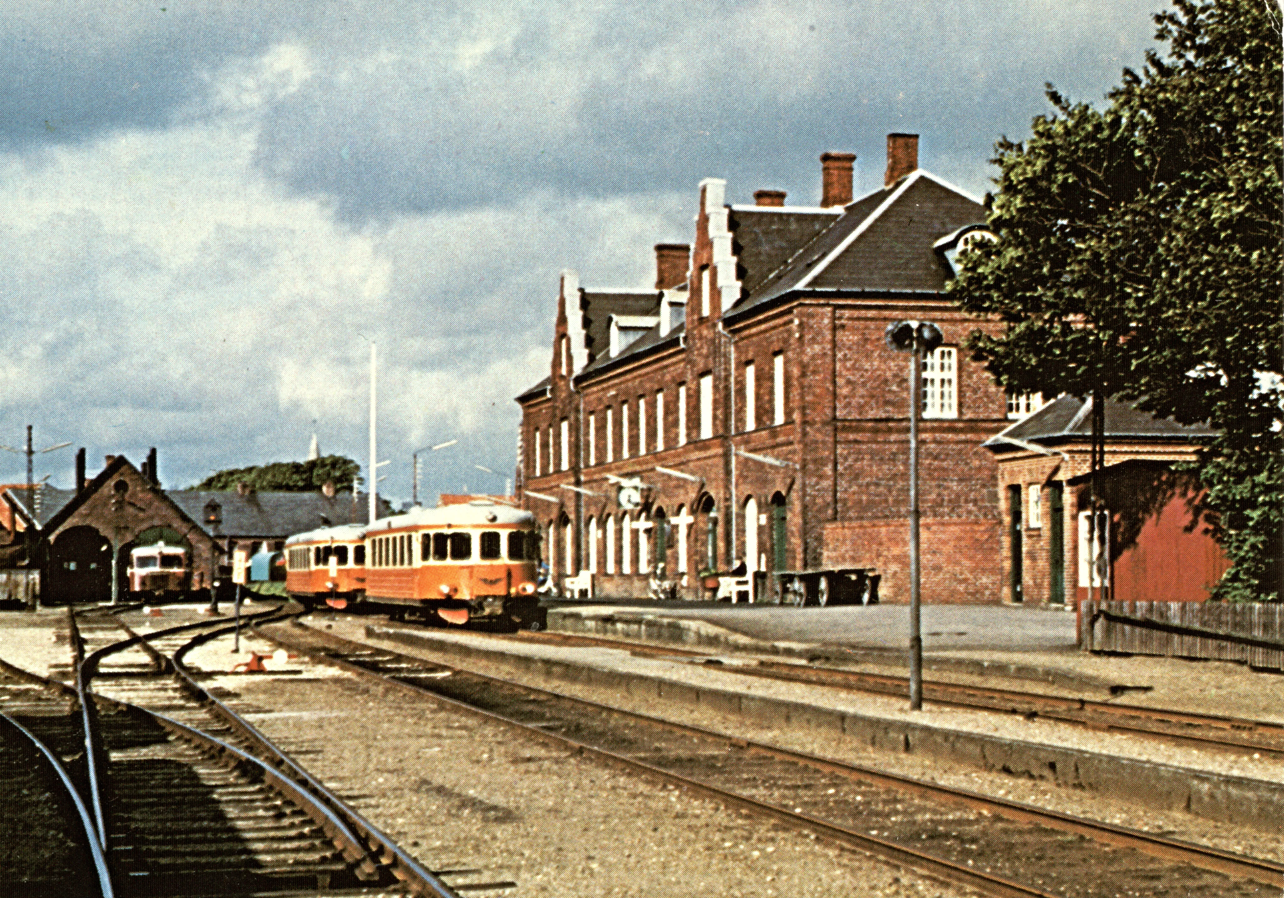 Postkort med Lemvig Station med den svenske skinnebus YBM14+15 holdende ved perron og den danske skinnebus Sm17 holdende ved remisen.