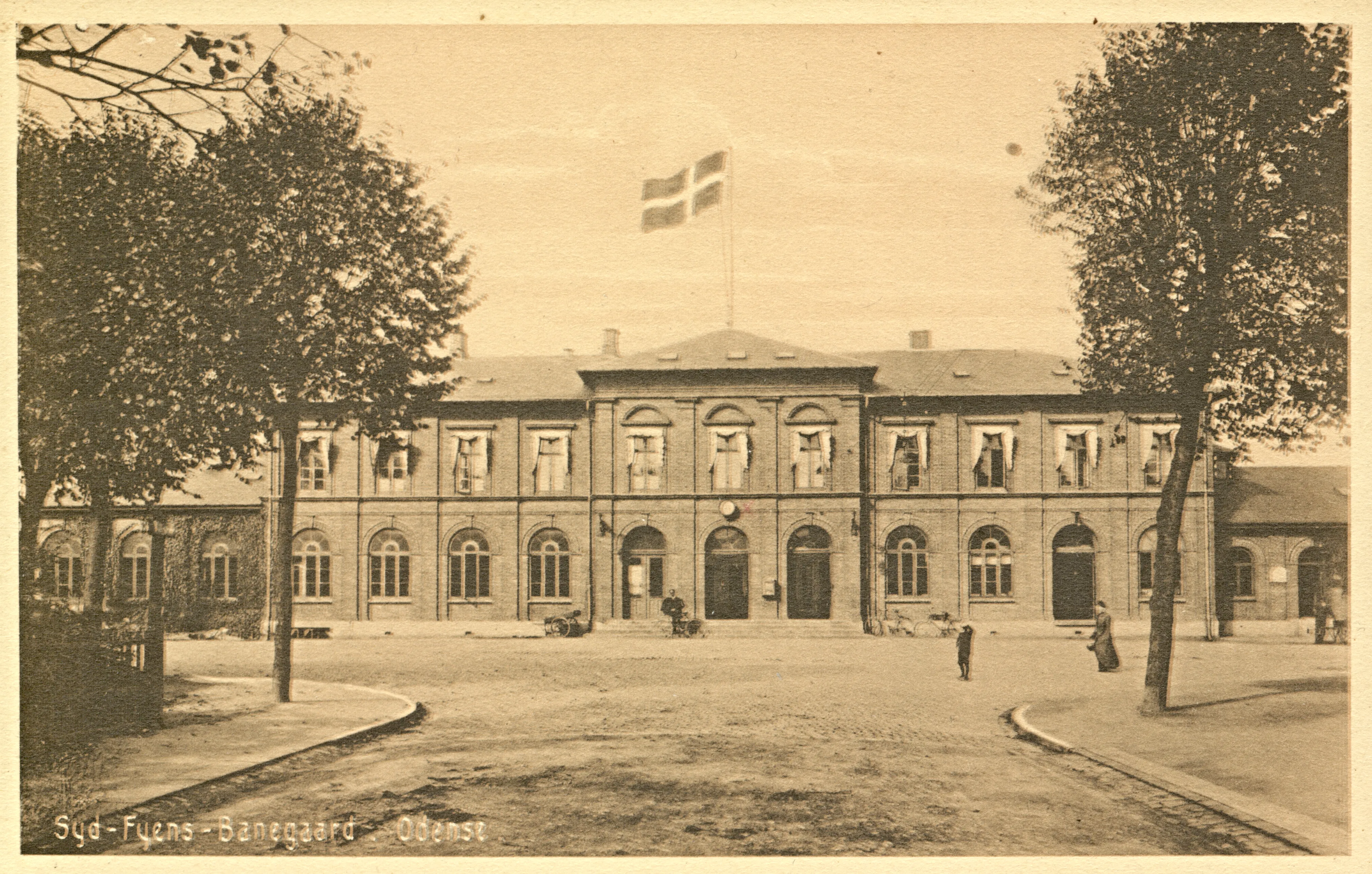 Postkort med Odense Sydbanegård.