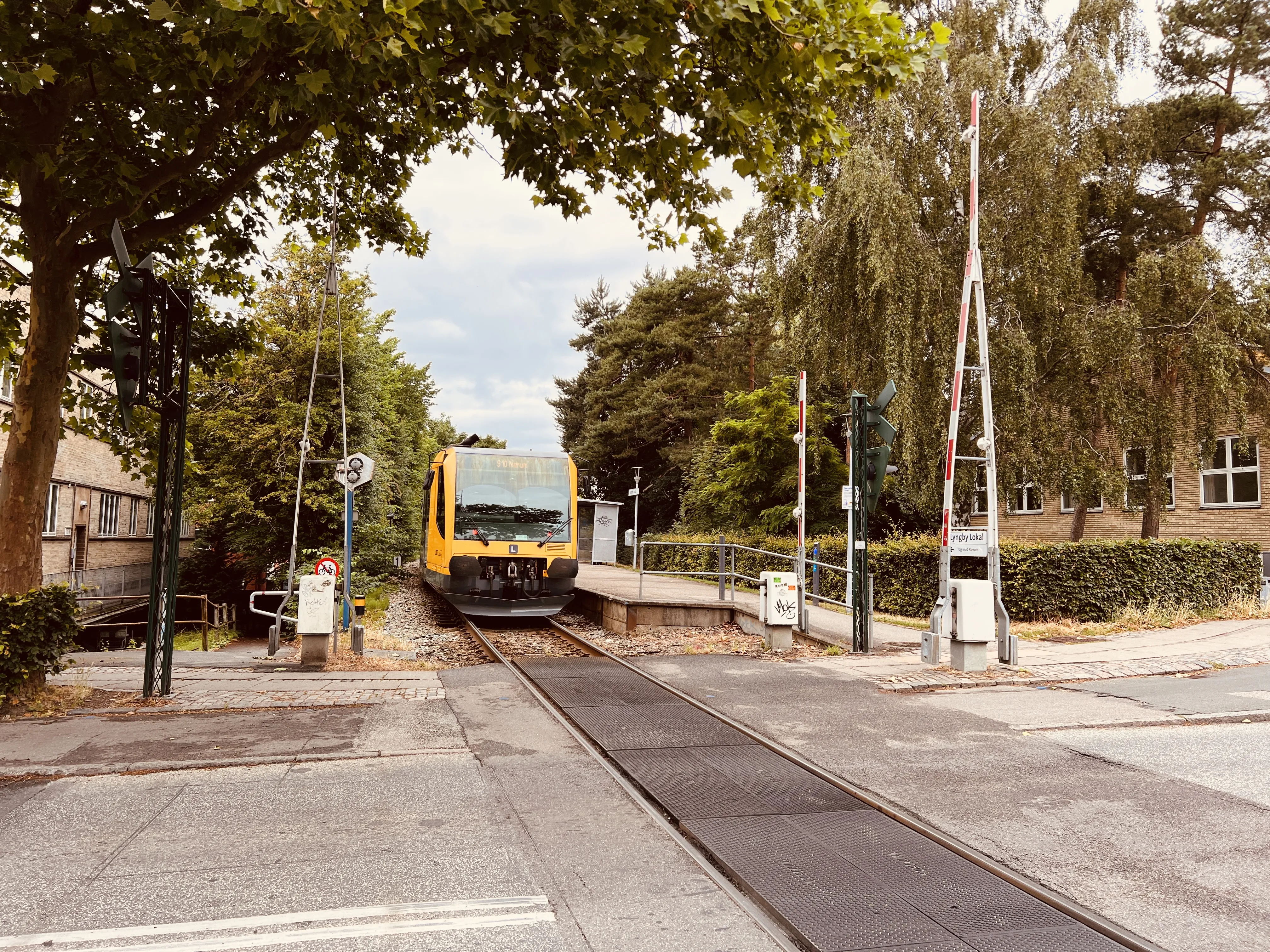 Billede af tog ud for Lyngby Lokal Station.