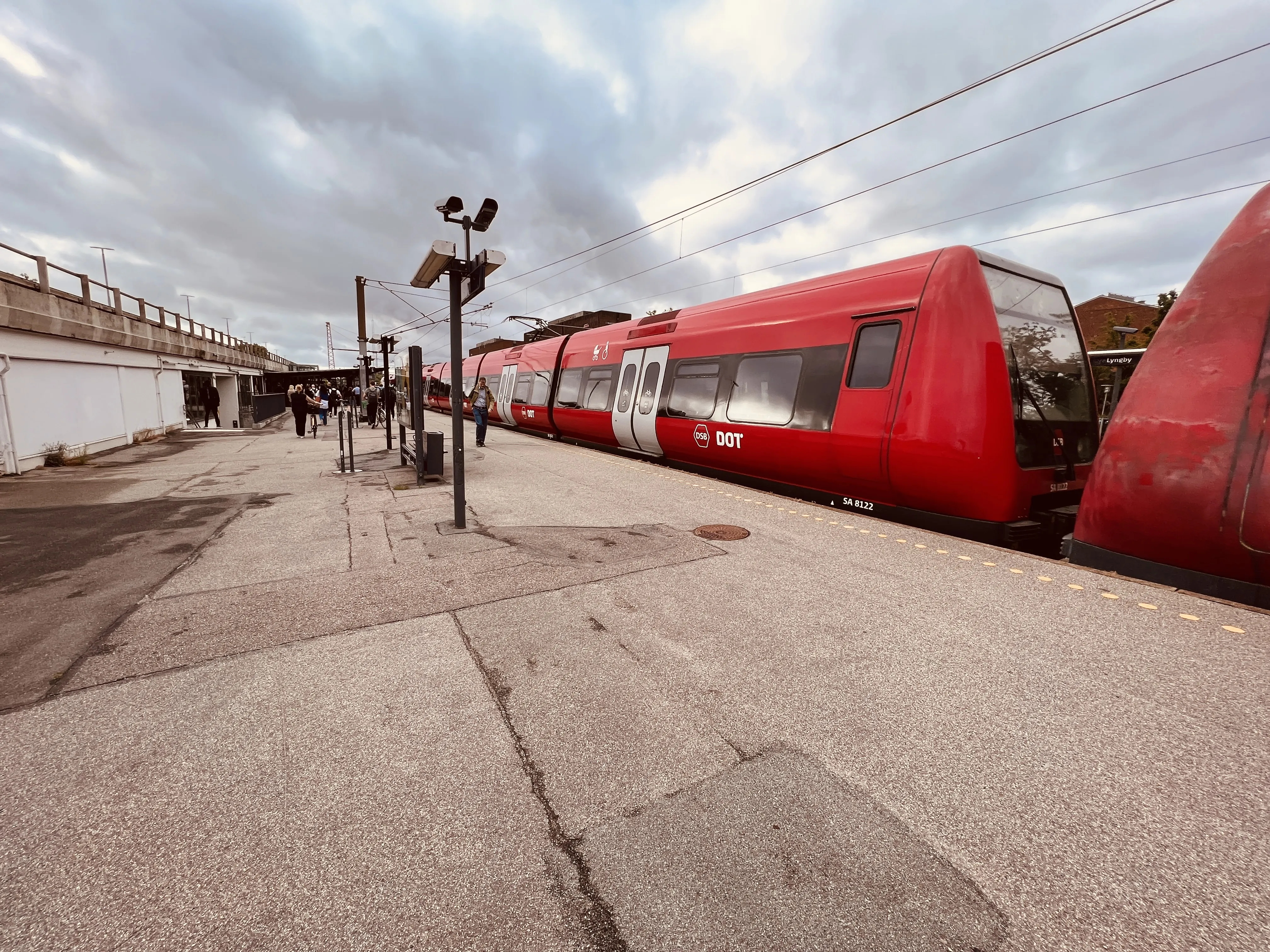 Billede af tog ud for Lyngby Station.