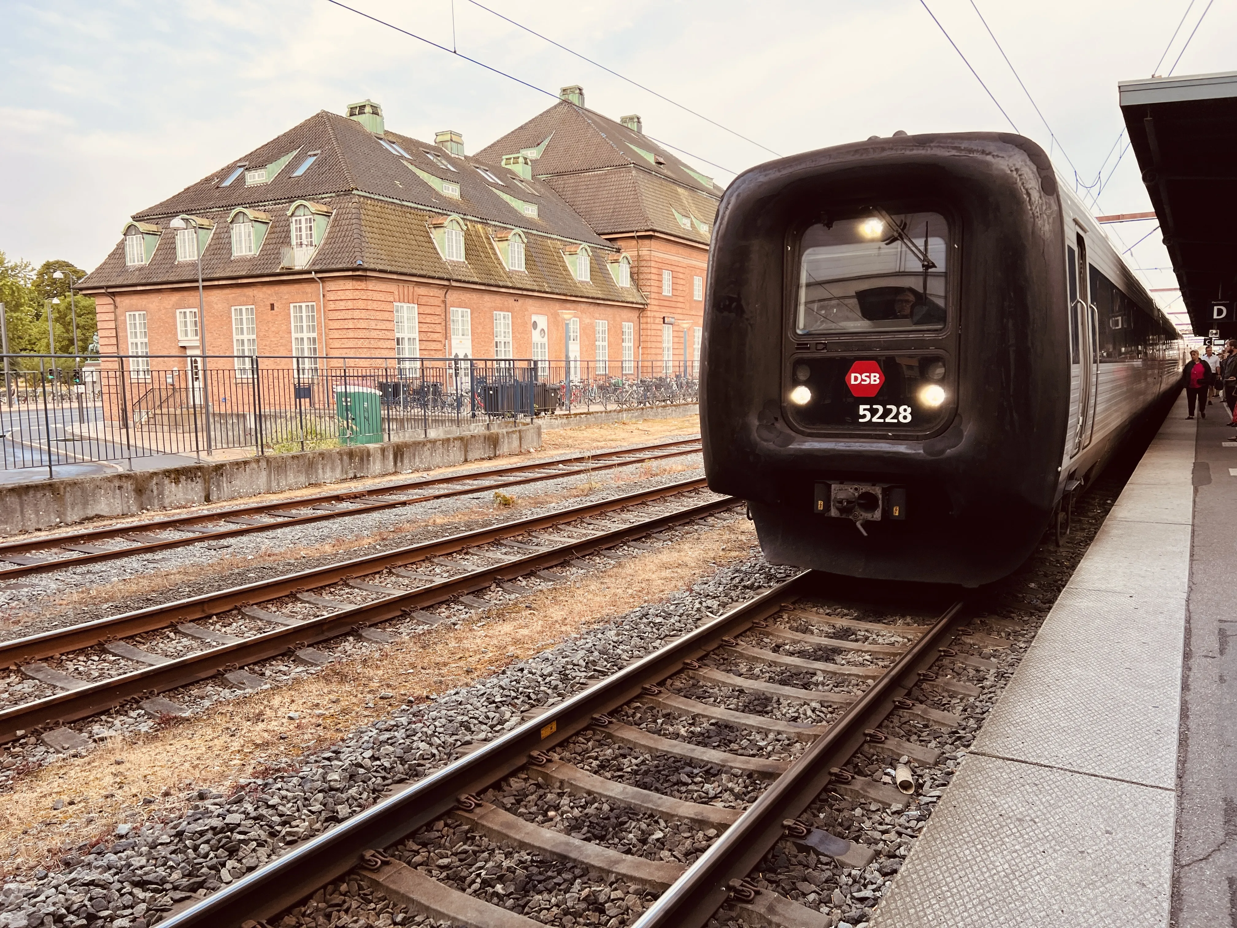 Billede af tog ud for Odense Banegård.