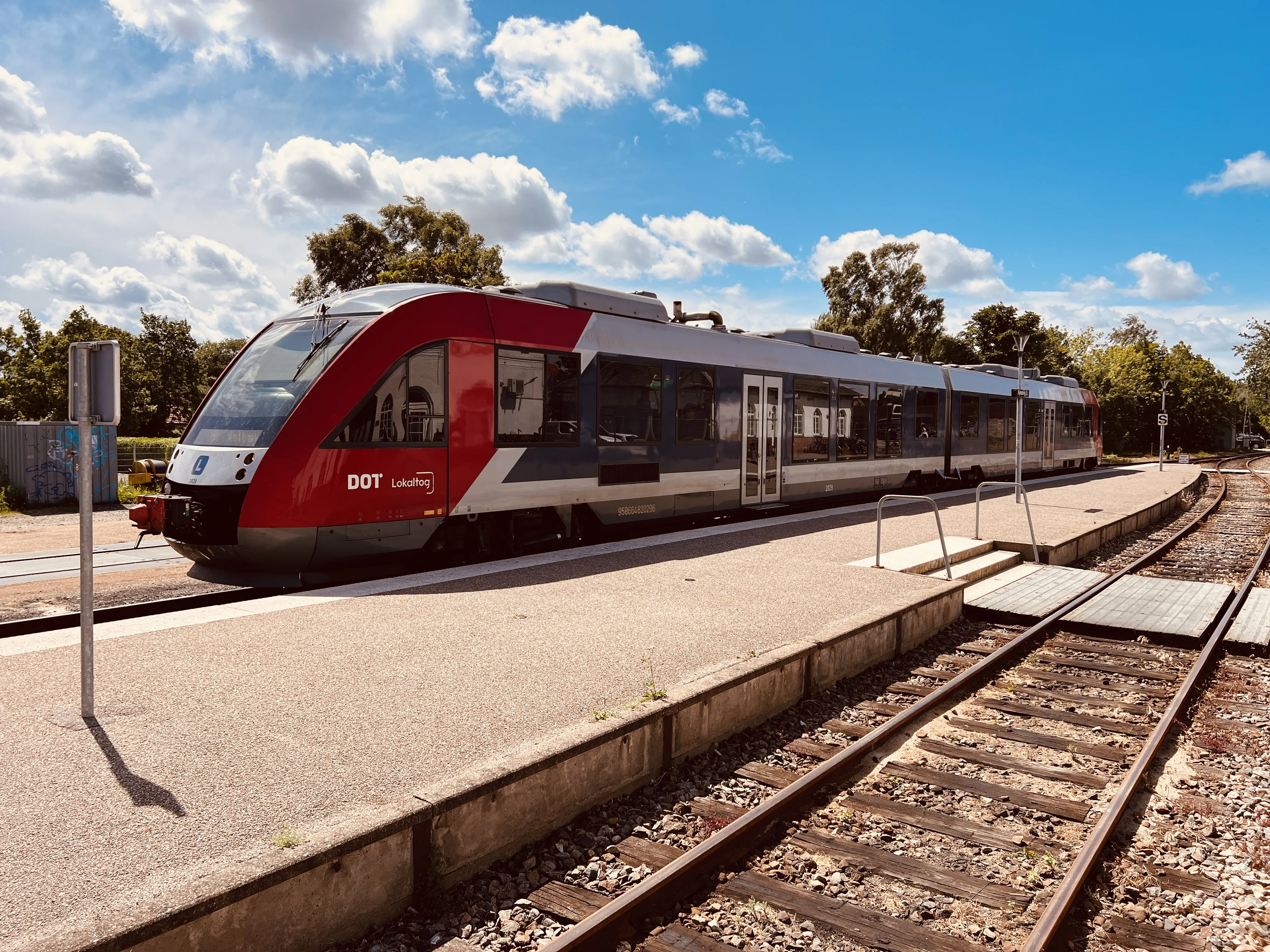 Billede af Lint 41 (serie 2) - LT 2029-2129 ud for Nykøbing Sjælland Station.