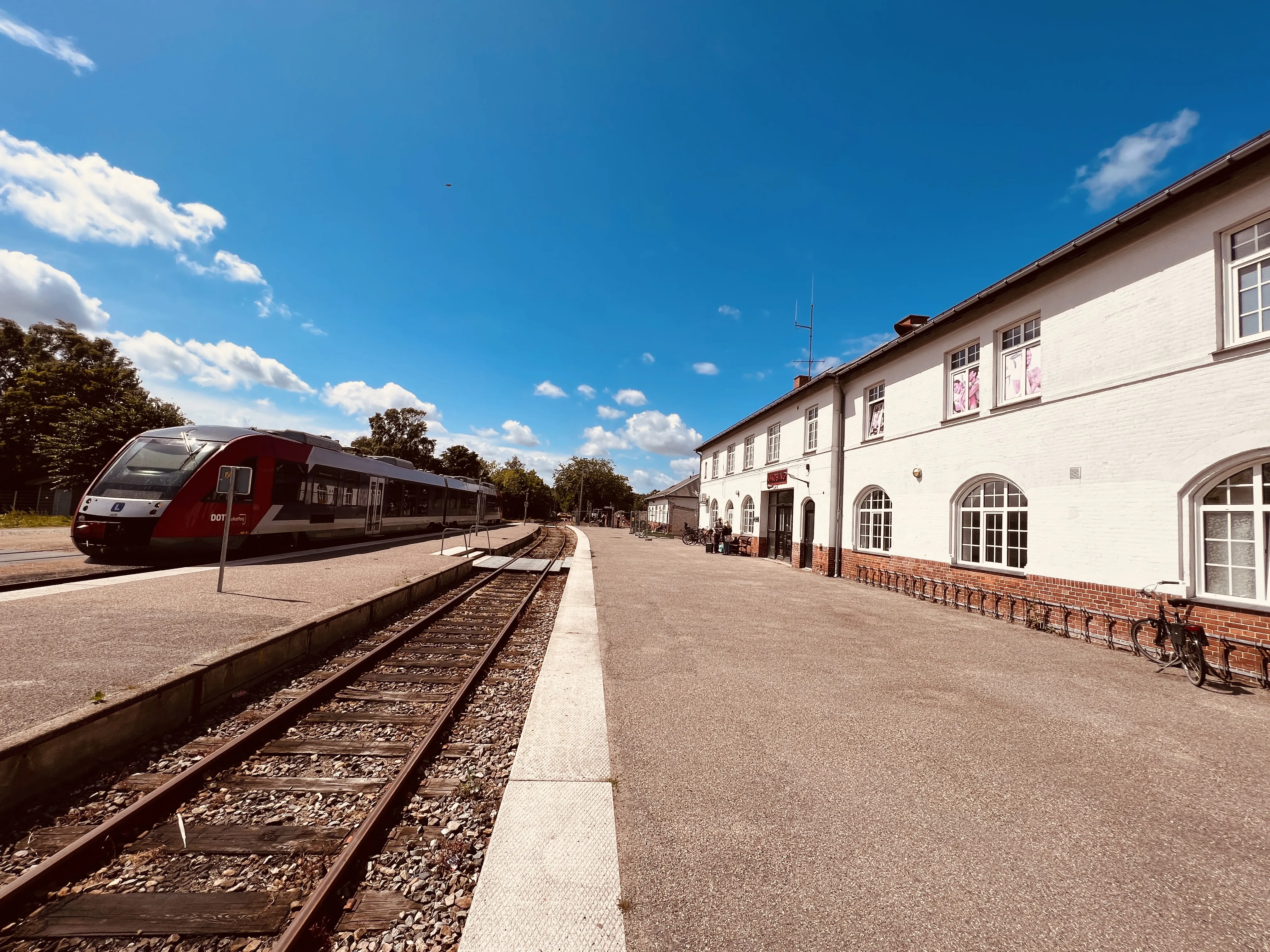 Billede af Lint 41 (serie 2) - LT 2029-2129 ud for Nykøbing Sjælland Station.