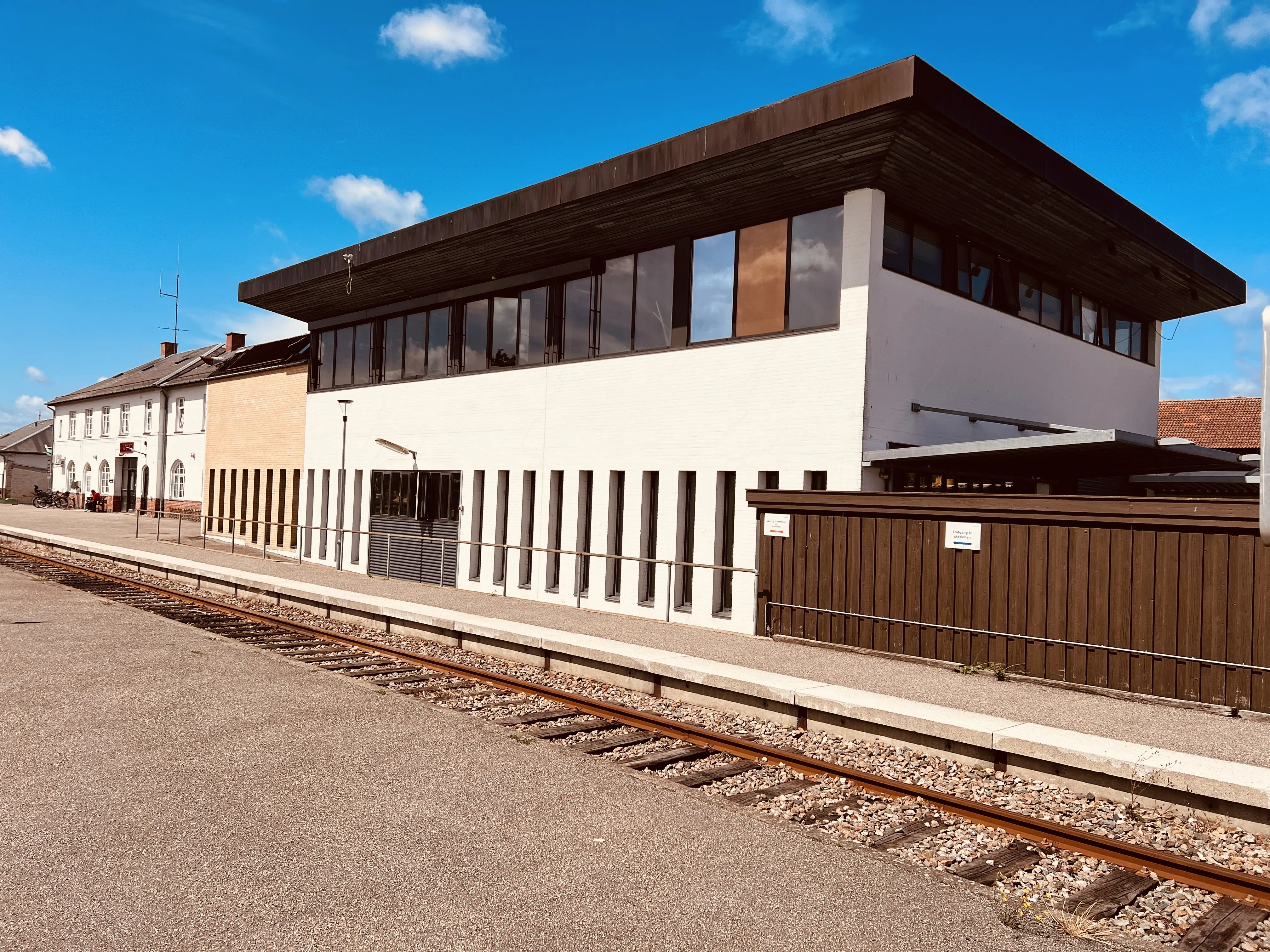 Billede af Posthusbygningen ved Nykøbing Sjælland Station.