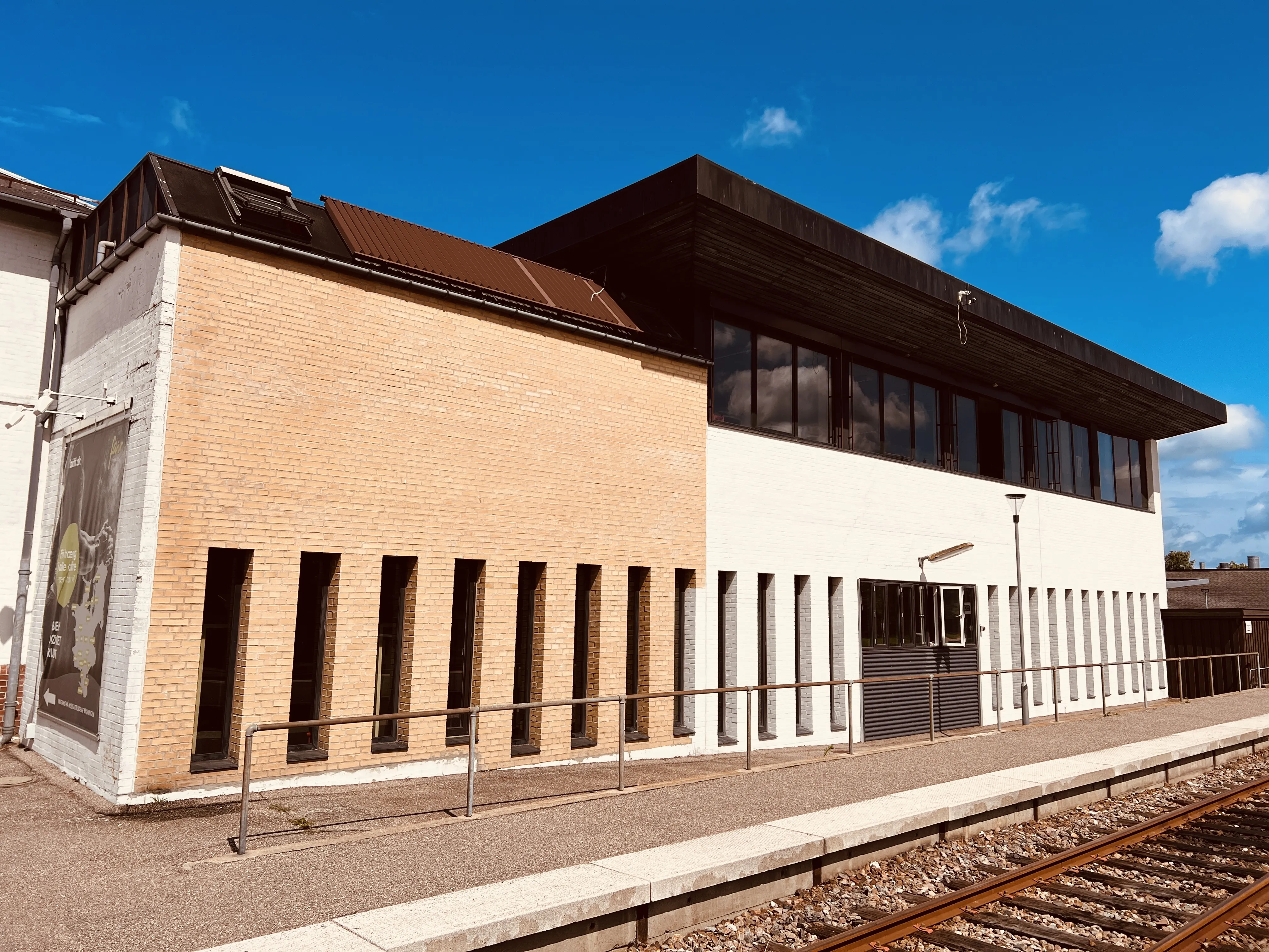 Billede af Posthusbygningen ved Nykøbing Sjælland Station.