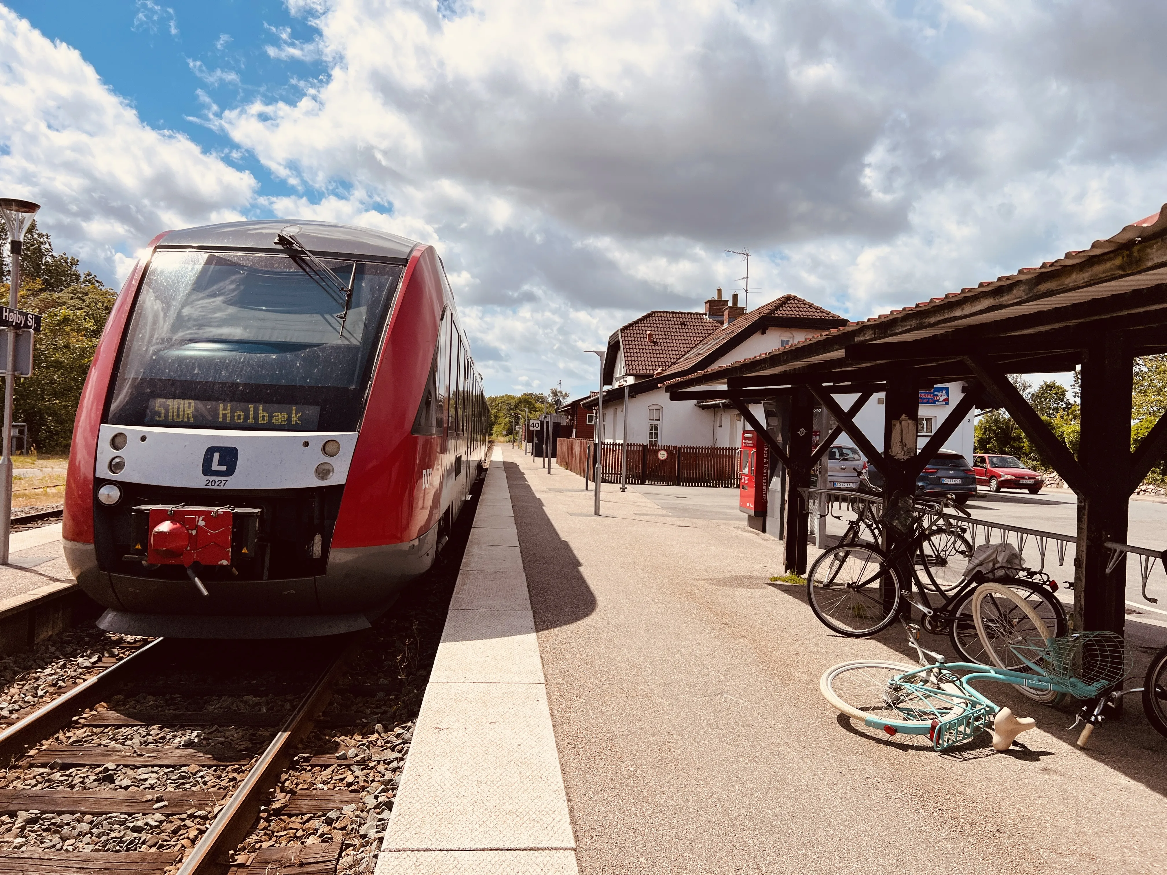 Billede af tog ud for Højby (Sjælland) Station.