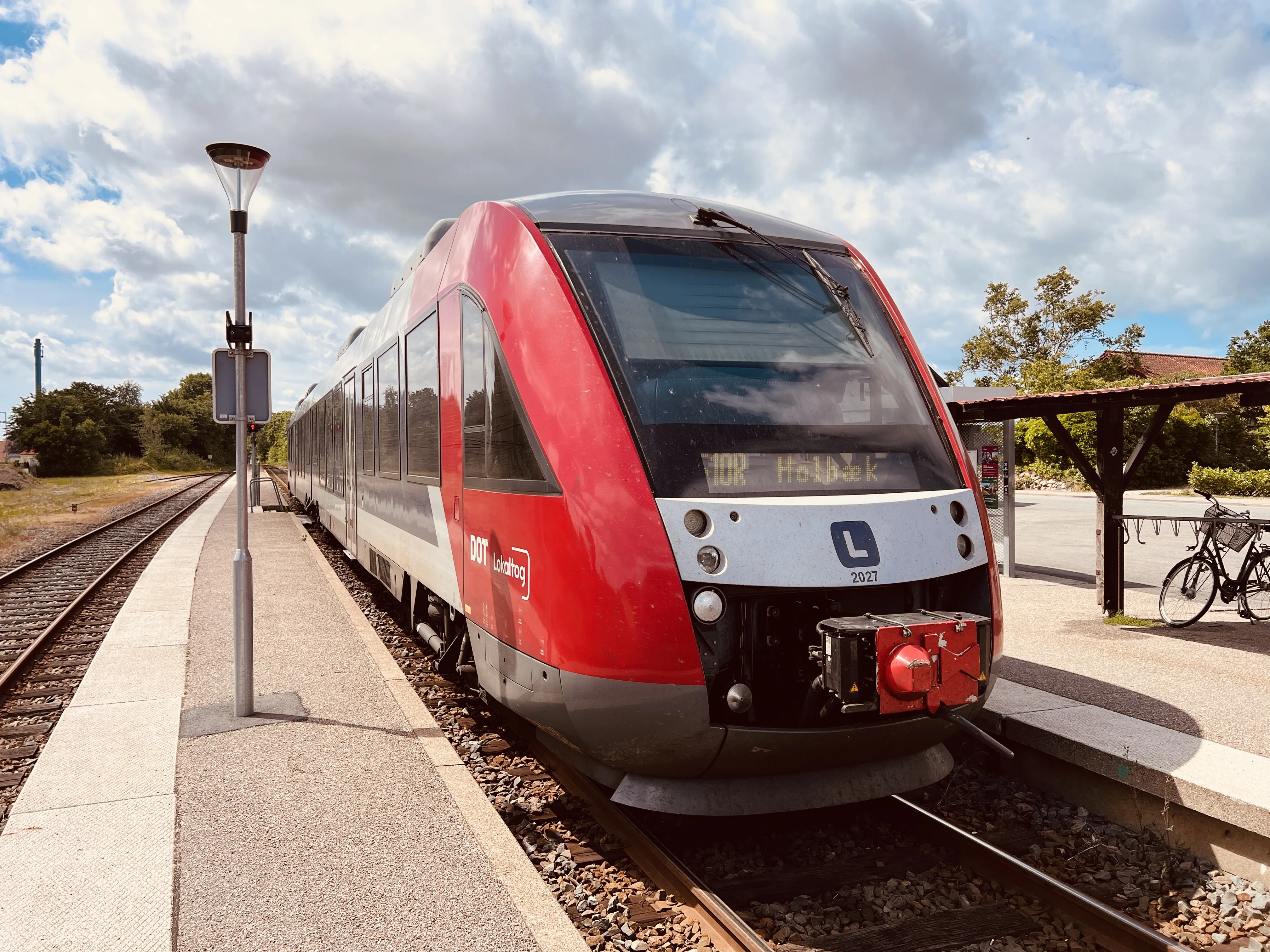 Billede af LT 2027-2127, tidligere VL 2027-2127 fotograferet ud for Højby (Sjælland) Station.