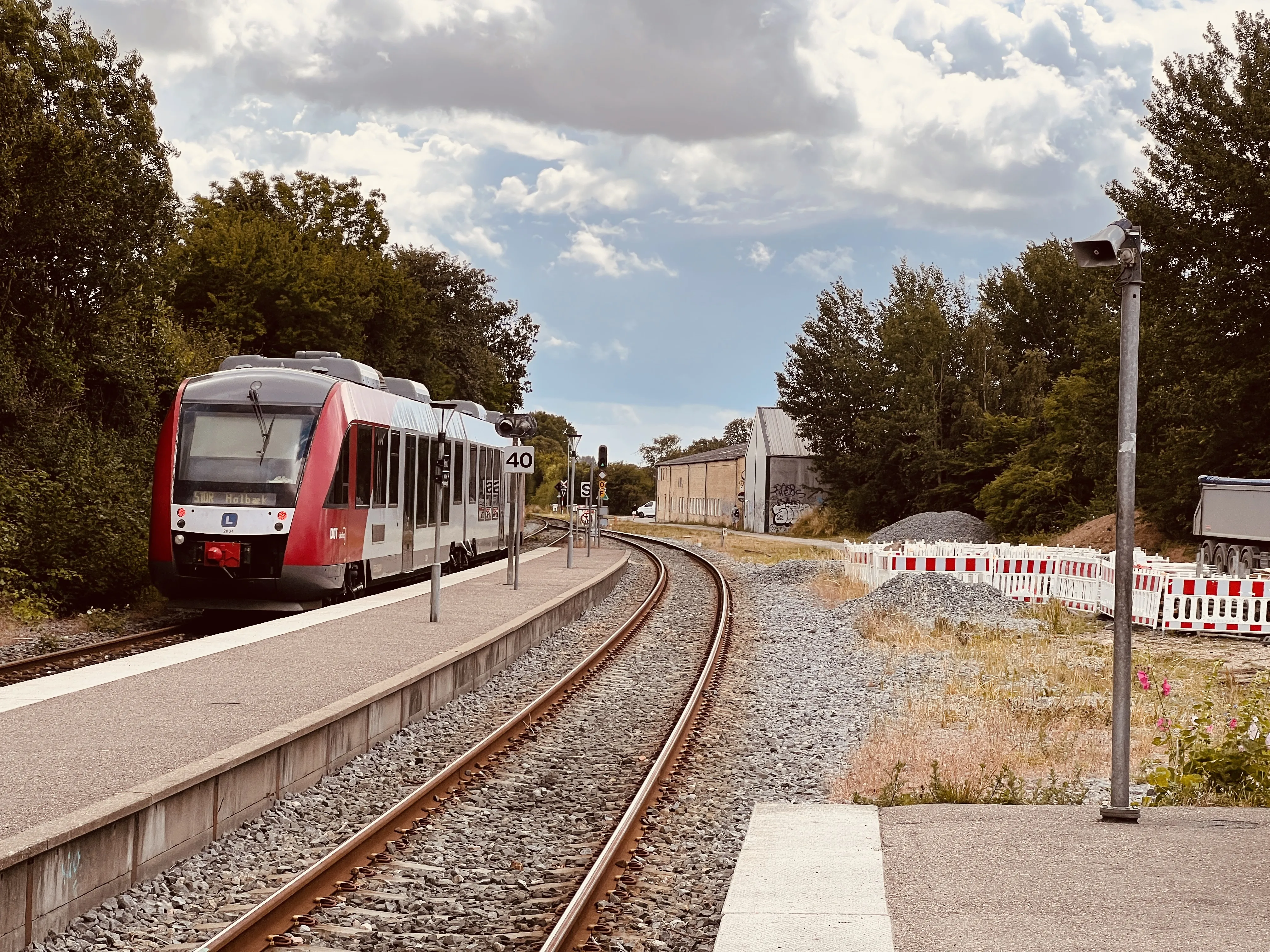 Billede af tog ud for Fårevejle Station.