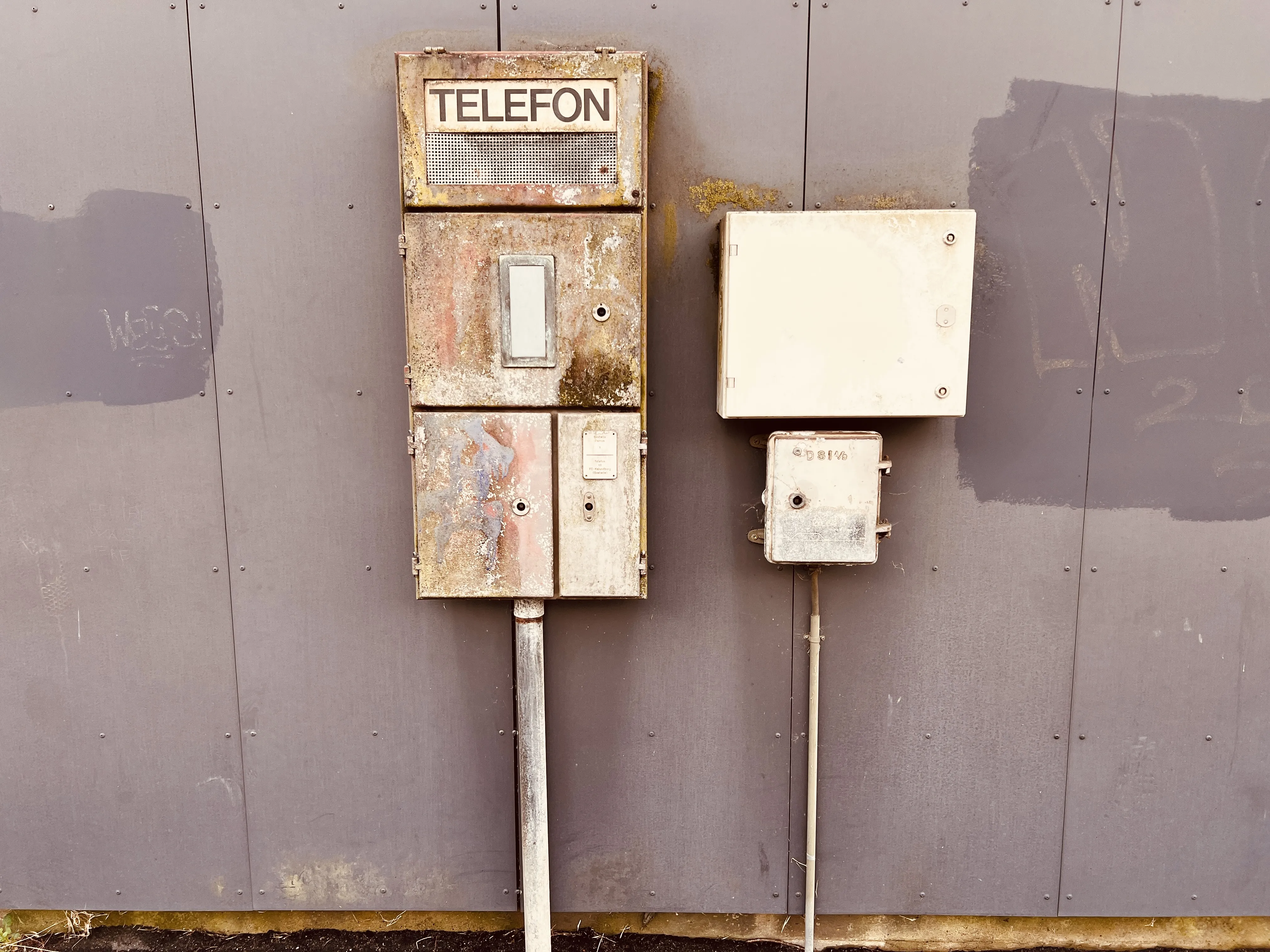 Billede af den gamle telefon ved Svebølle Trinbræt.