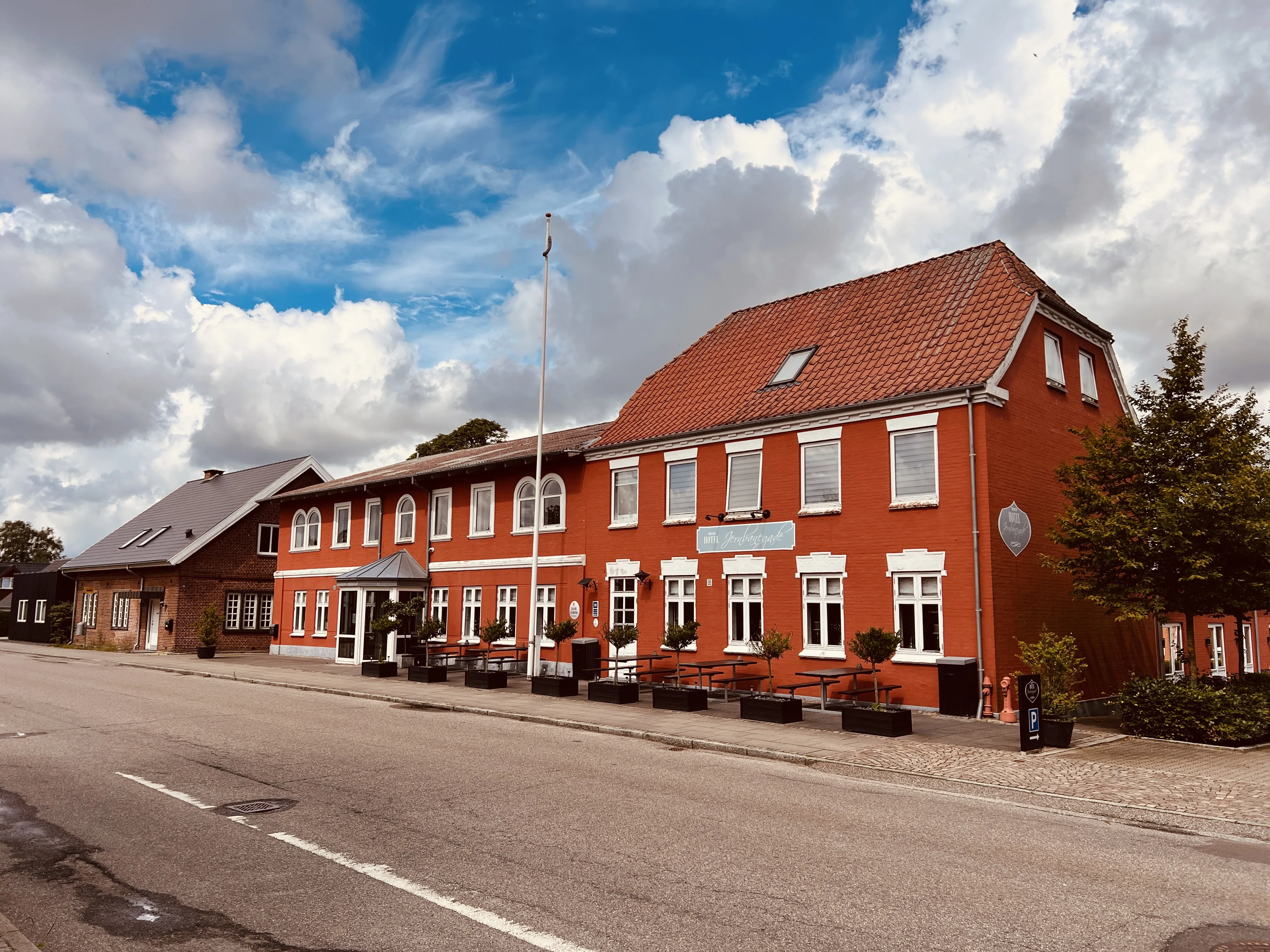 Billede af det gamle jernbanehotel over for Kibæk Station.