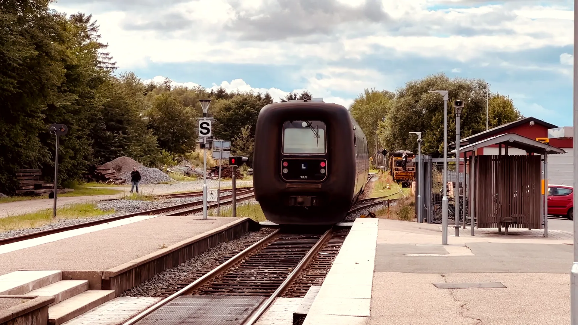Billede af tog ud for Ruds Vedby Trinbræt.