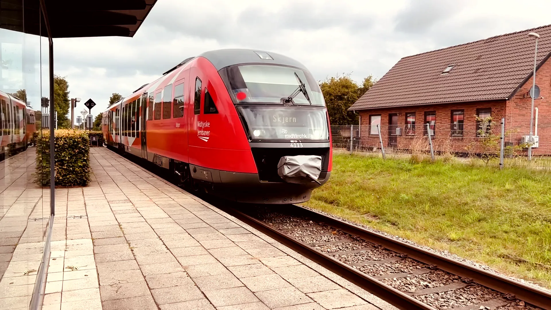 Billede af tog ud for Lem Trinbræt.