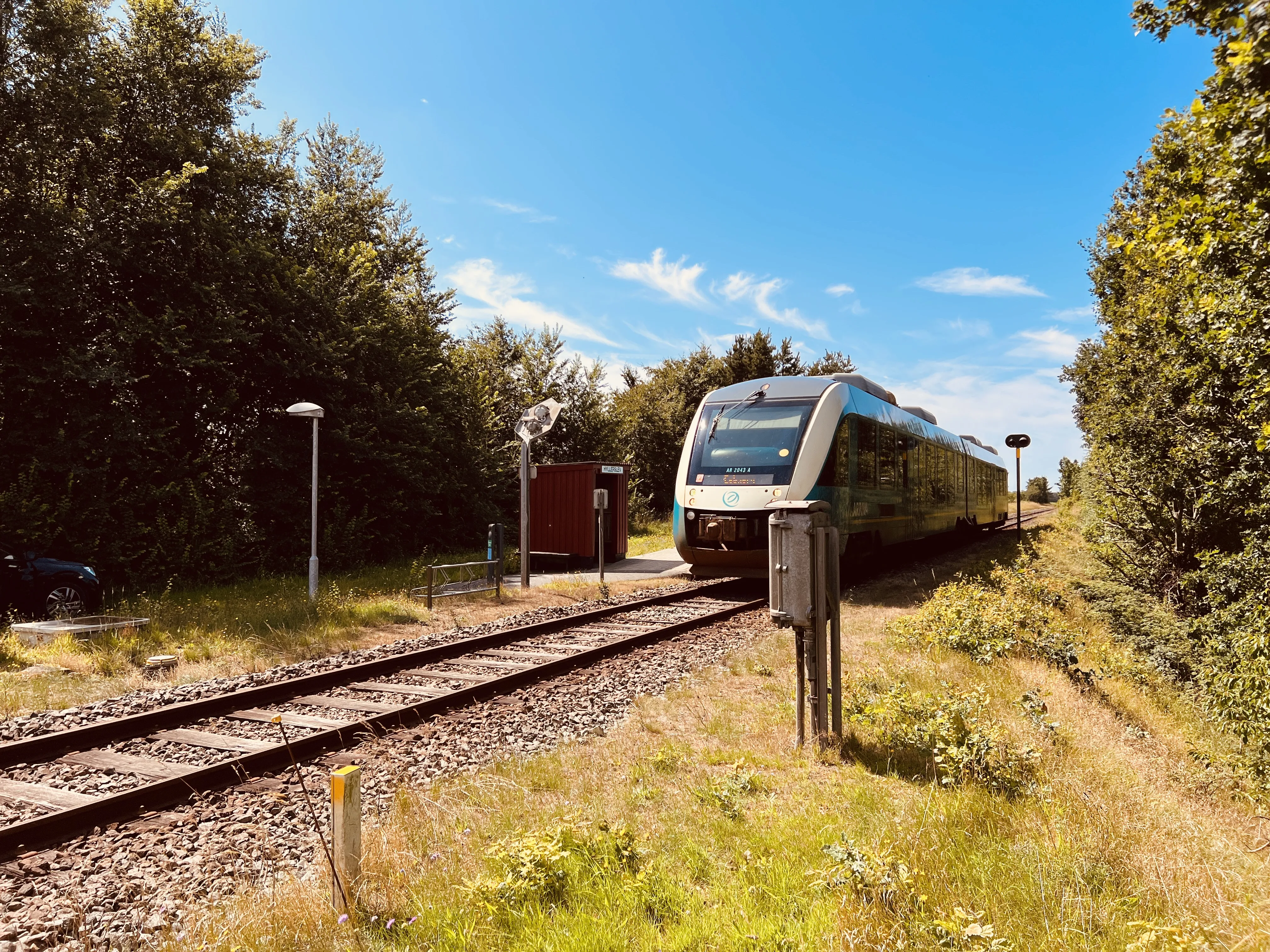 Billede af tog ud for Hyllerslev Trinbræt.