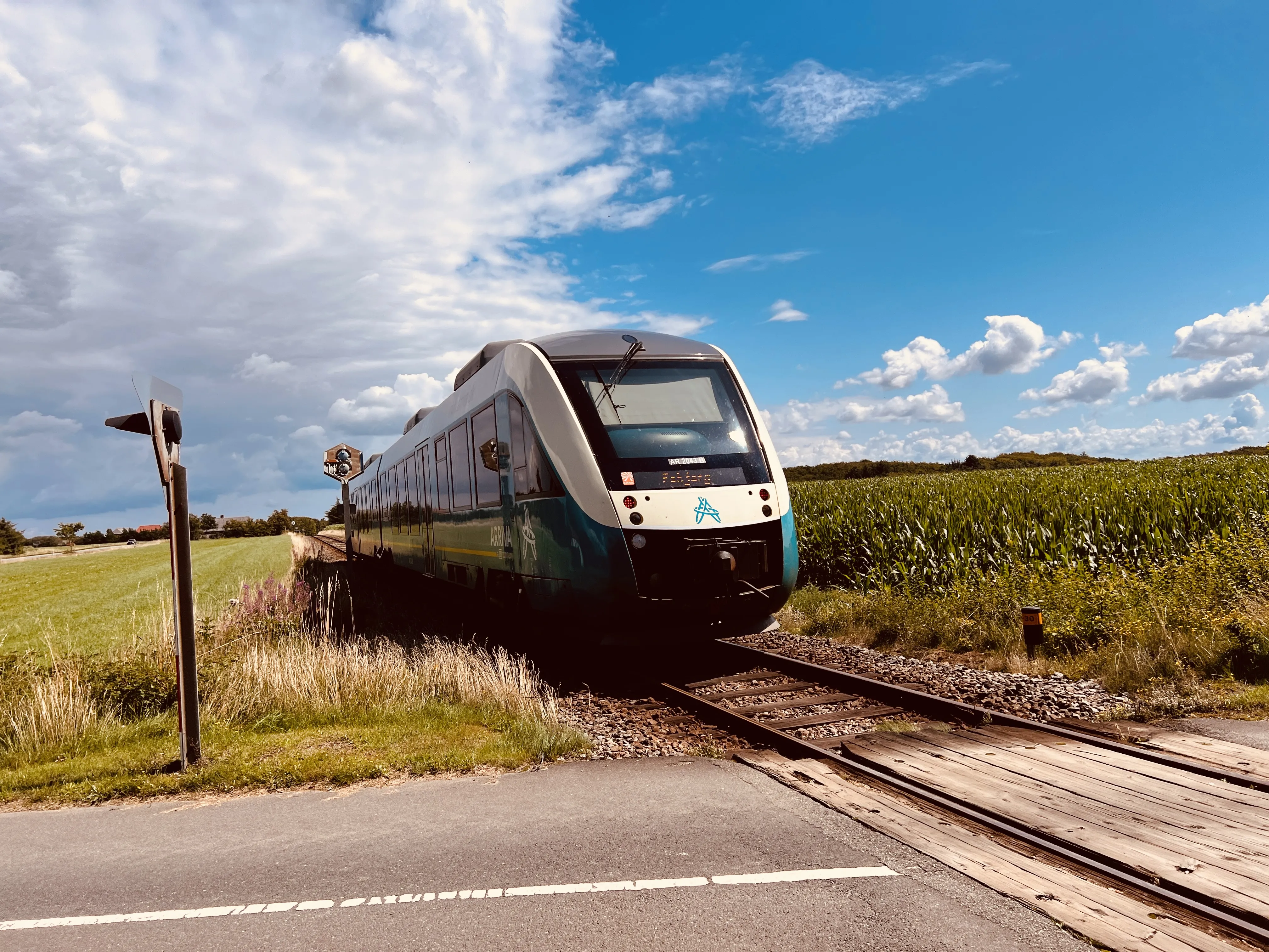 Billede af tog ud for Hyllerslev Trinbræt.