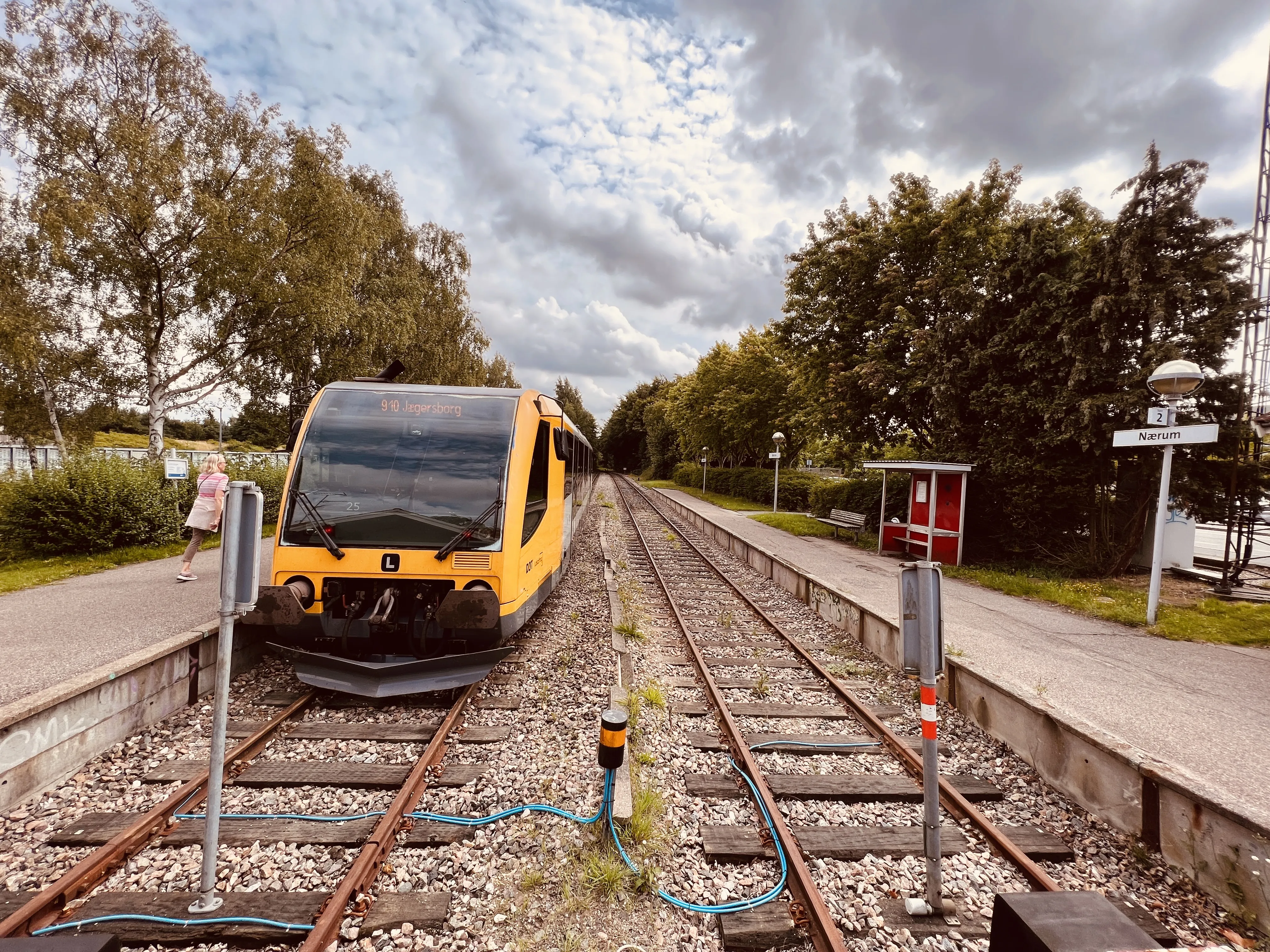 Billede af tog ud for Nærum Station.