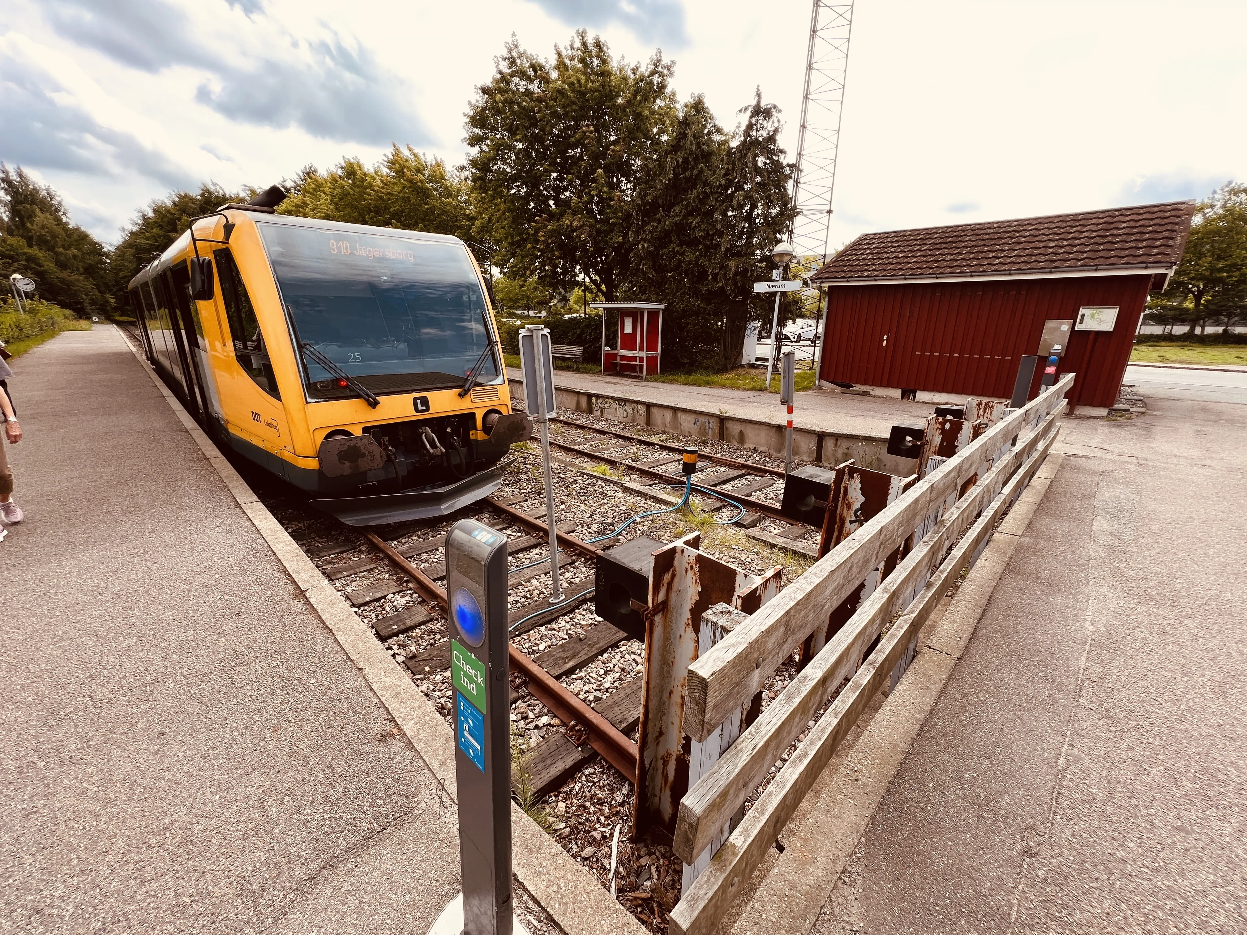 Billede af LNJ Lm 25 ud for Nærum Station.