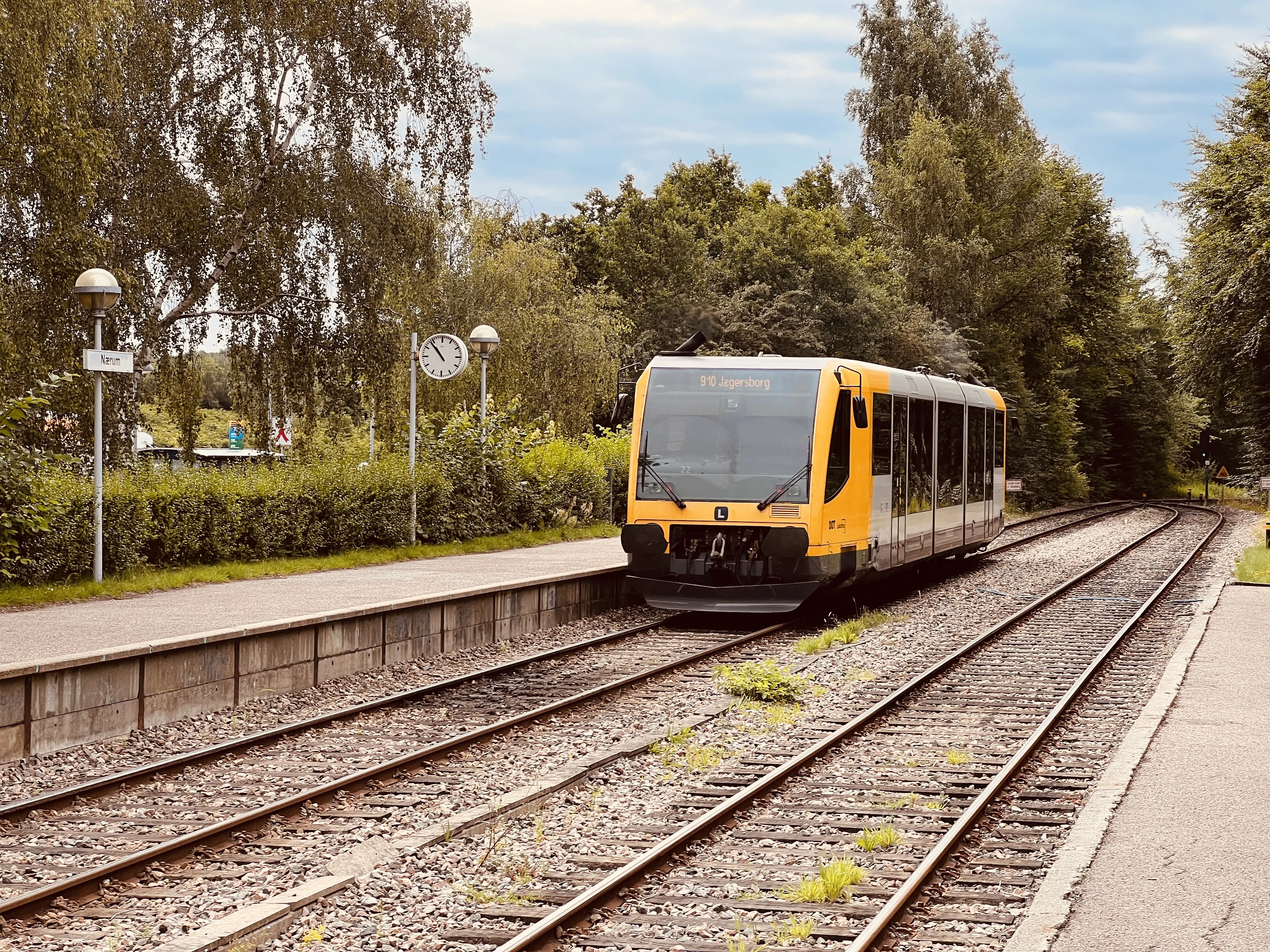 Billede af tog ud for Nærum Station.