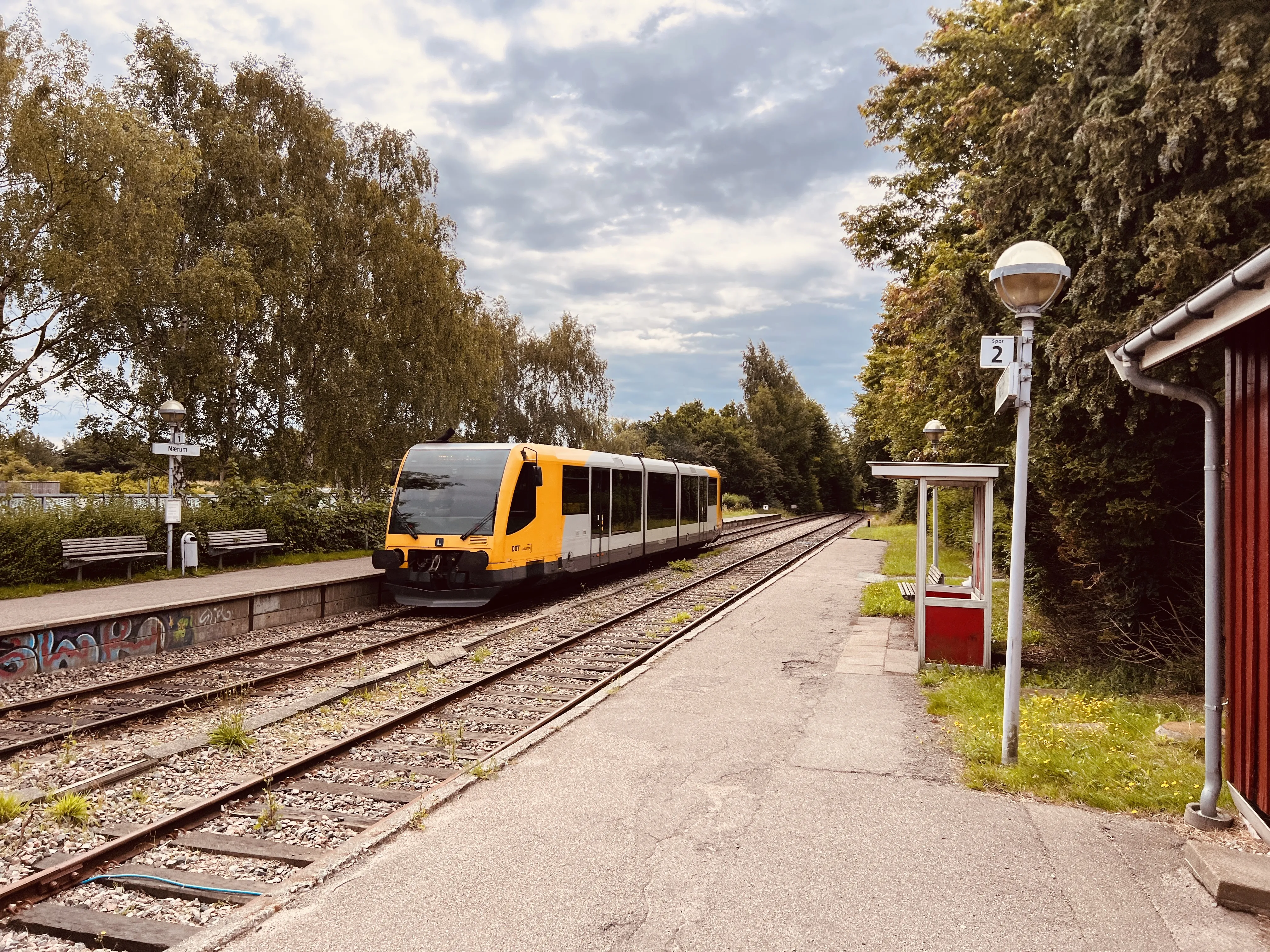 Billede af tog ud for Nærum Station.