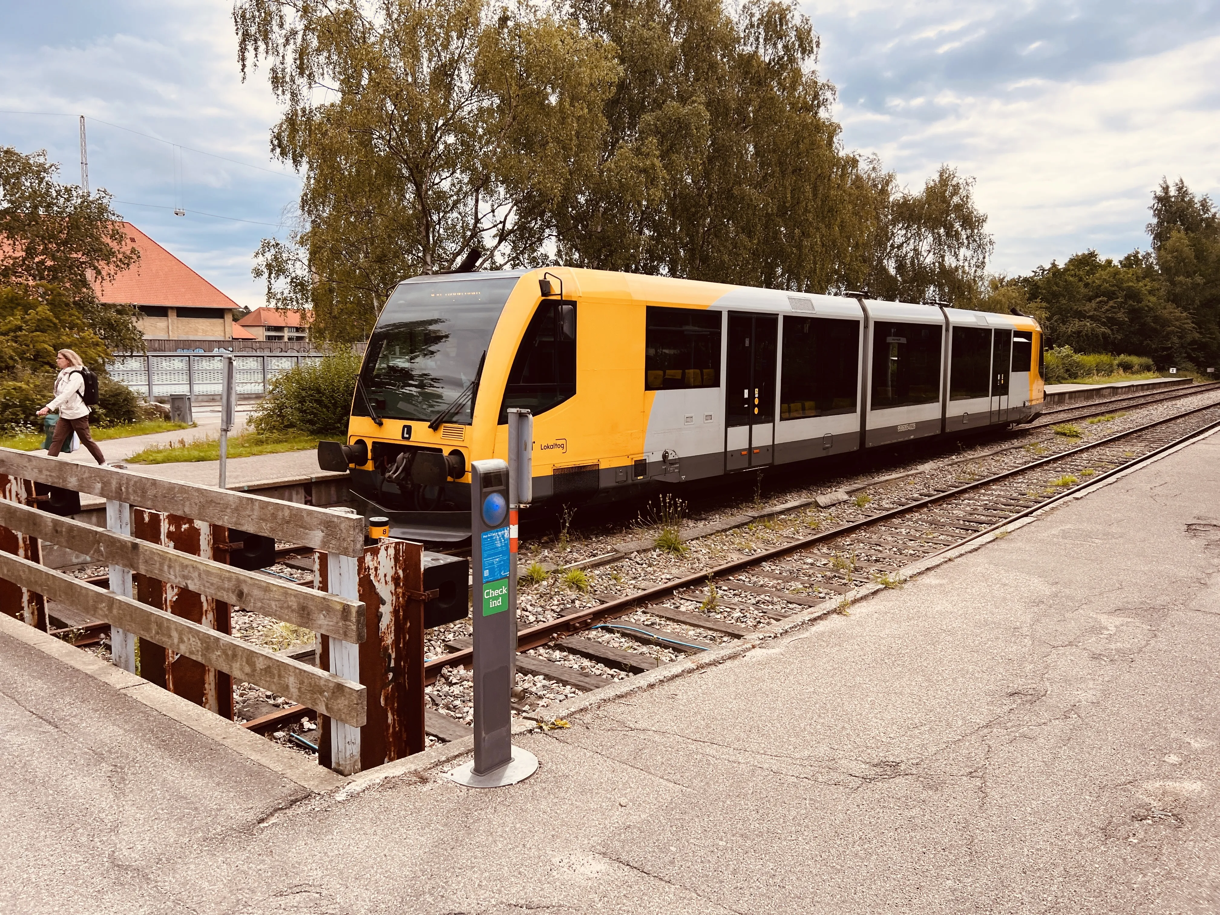 Billede af LNJ Lm 22 ud for Nærum Station.