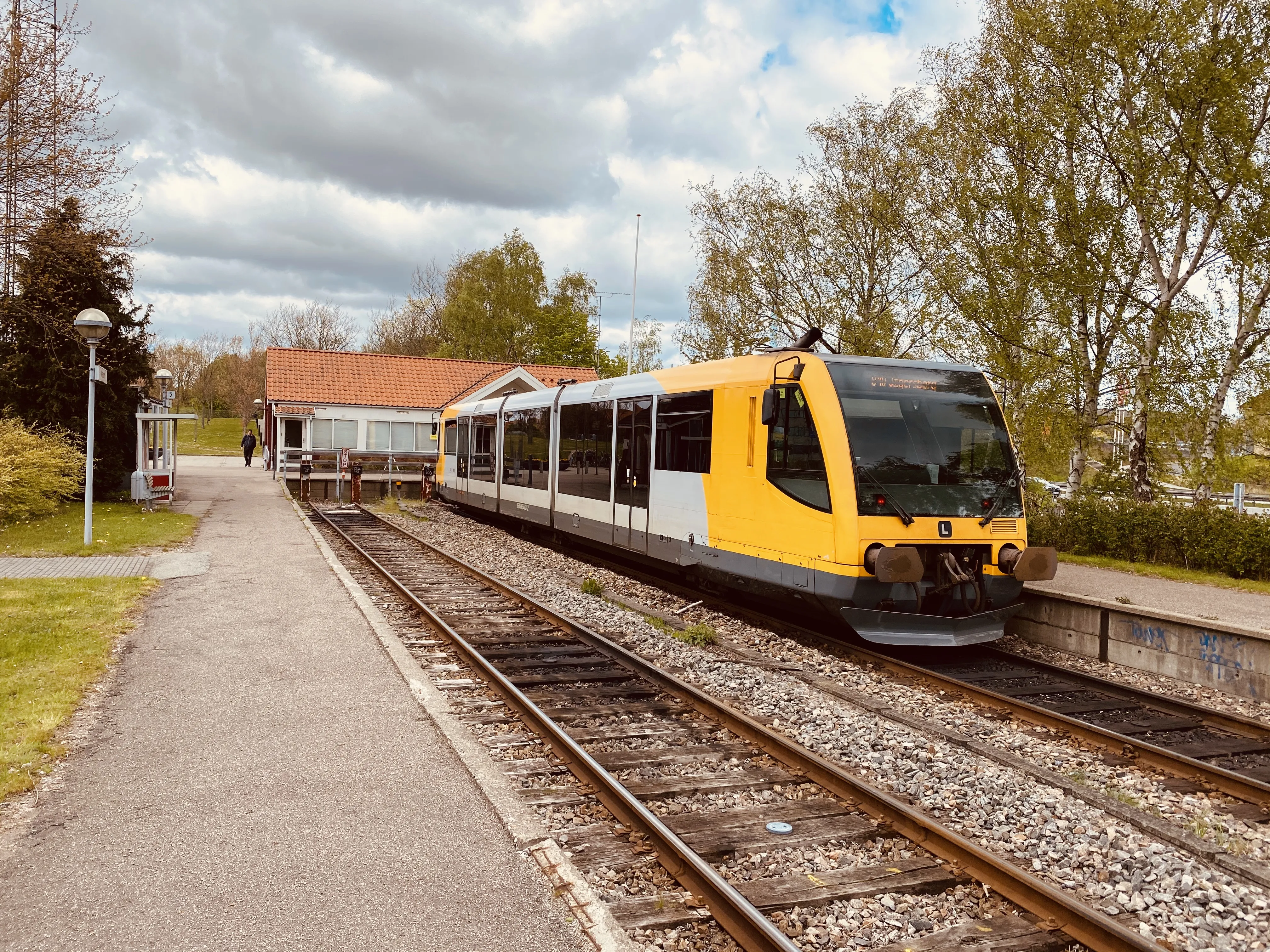 Billede af LNJ Lm 24 ud for Nærum Station.
