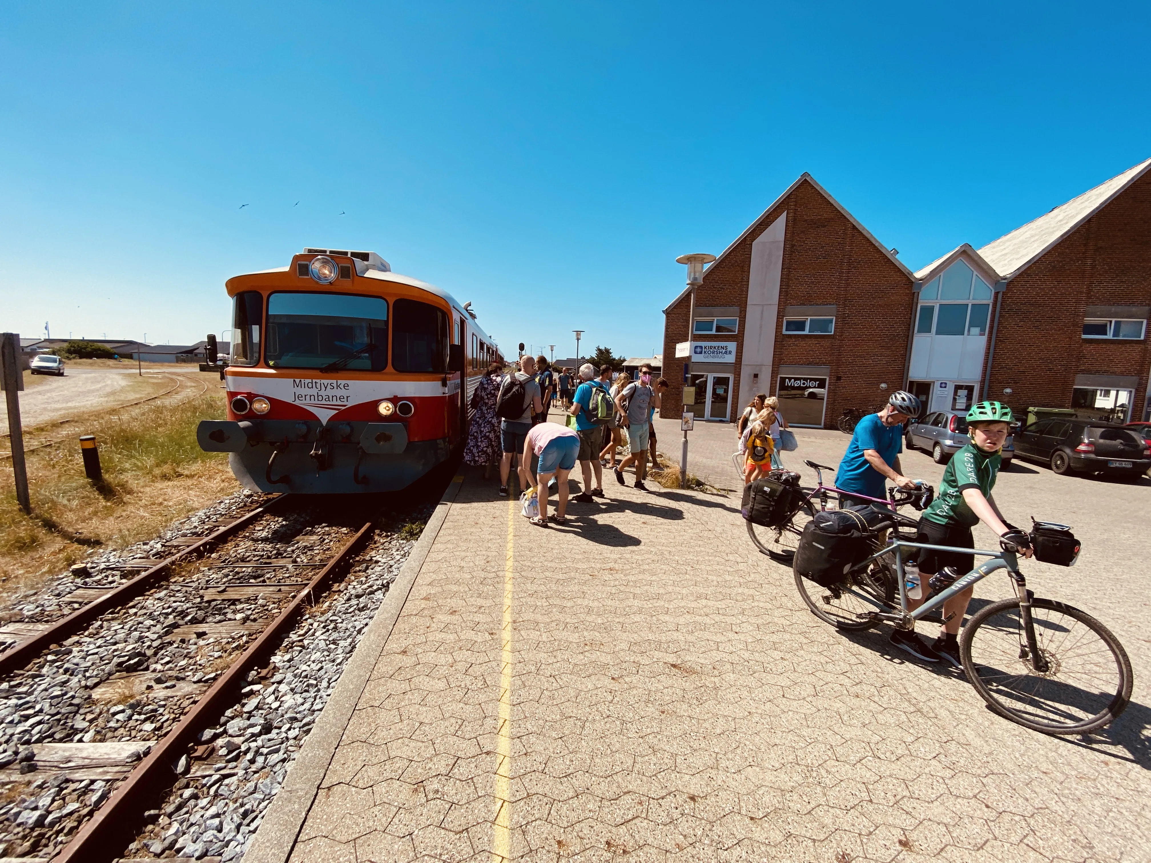 Billede af "Kysten" (MjbaD YM 40) og oprindelig OHJ YM 56 - her fotograferet ud for Thyborøn Havn Trinbræt.