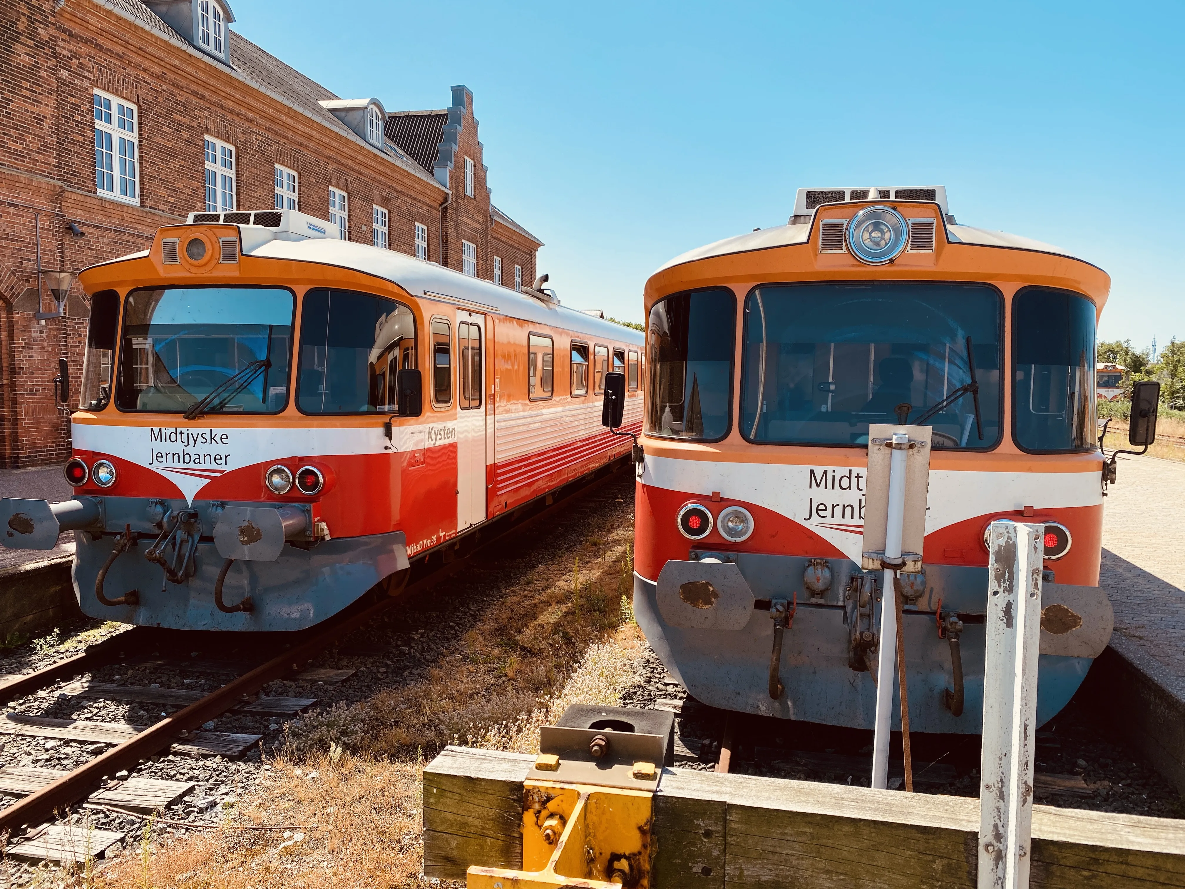 Billede af "Kysten" (MjbaD YM 39) og oprindelig OHJ YM 57 - her fotograferet ud for Lemvig Station.